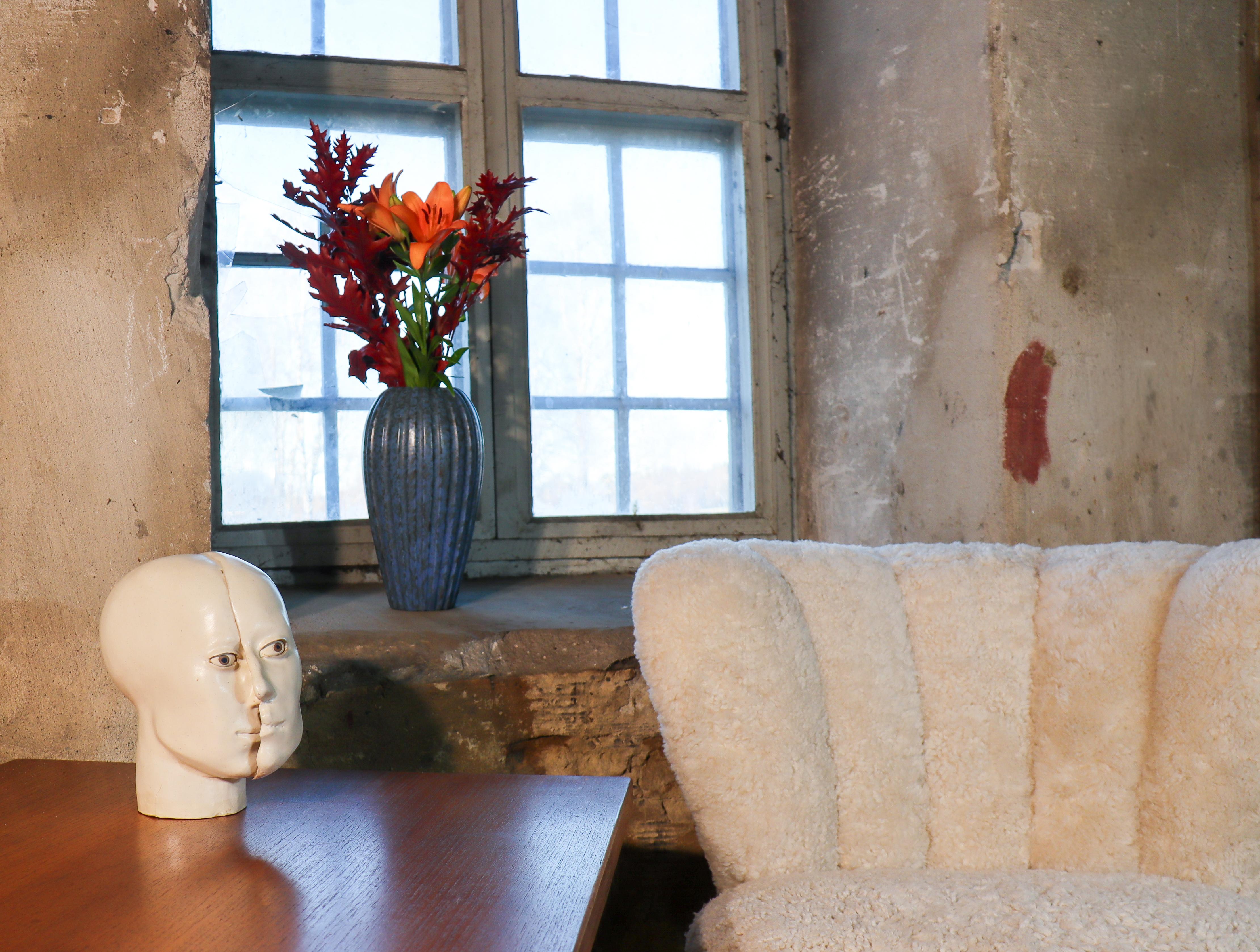 Scandinave moderne Une sculpture unique en céramique -  Face abstraite de Britt-Ingrid Persson Suède en vente