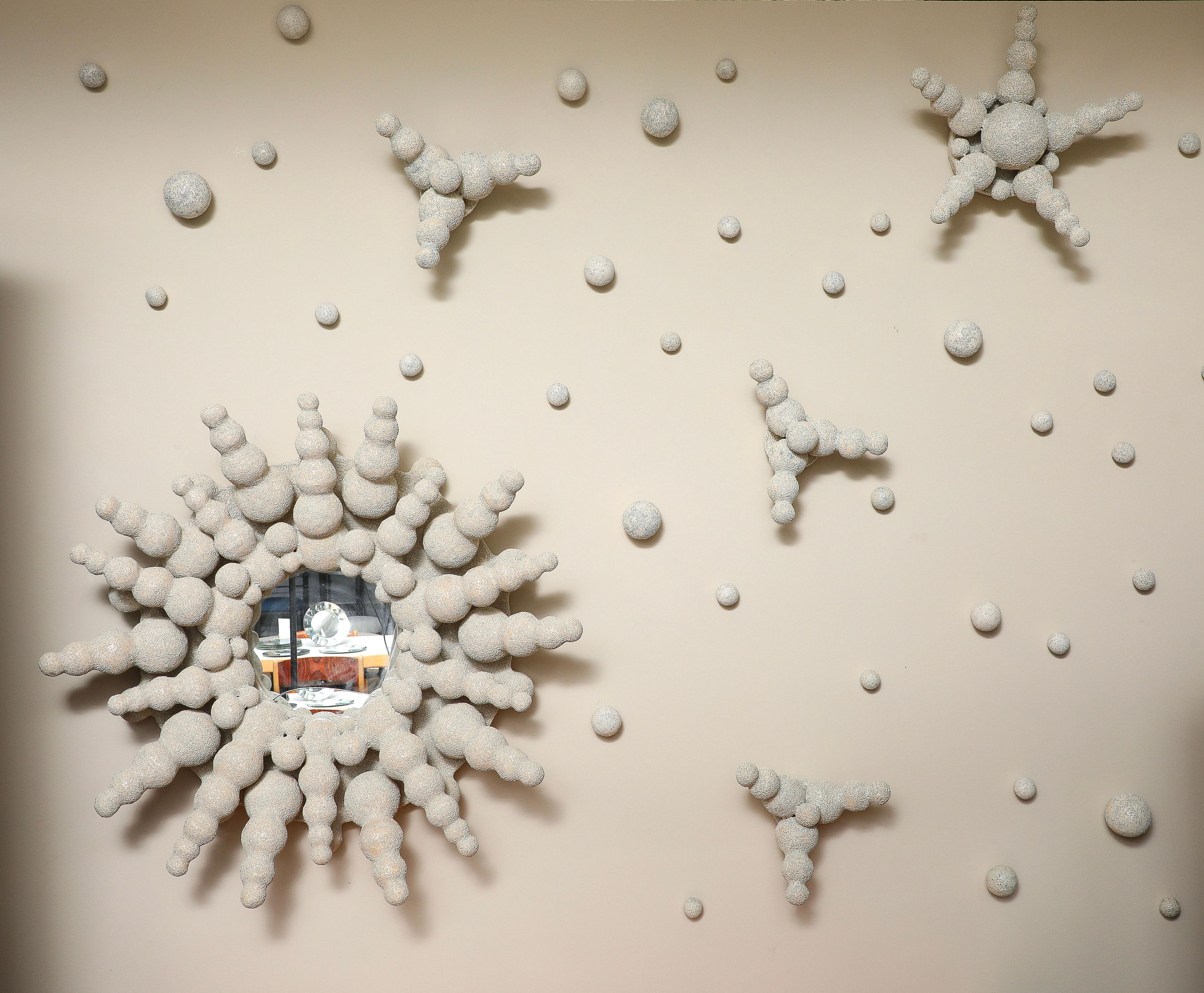 Un'installazione di sculture a parete unica nel suo genere. Comprende oltre 40 pezzi unici di gres ceramico smaltato, ognuno con una finitura intricata. L'installazione può essere installata così come viene mostrata, oppure l'artista lavorerà con