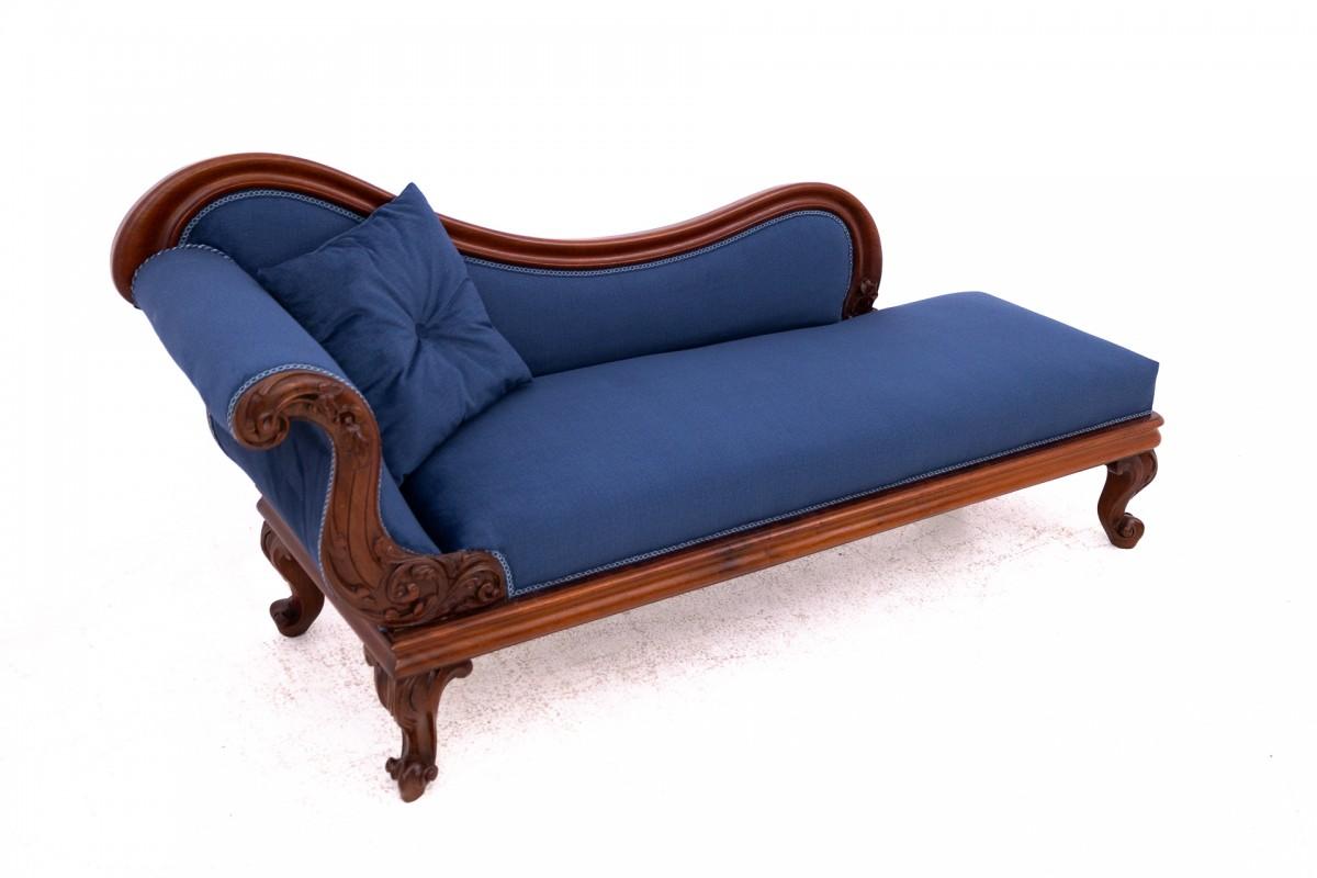 Eine einzigartige Chaiselongue, Nordeuropa, um 1920.

Sehr guter Zustand, nach professioneller Renovierung. Der Sitz und die Rückenlehne wurden mit neuem Stoff bezogen.

Holz: Mahagoni

Maße: Höhe 84 cm / Sitzhöhe 44 cm / Länge 182 cm / Tiefe 60 cm