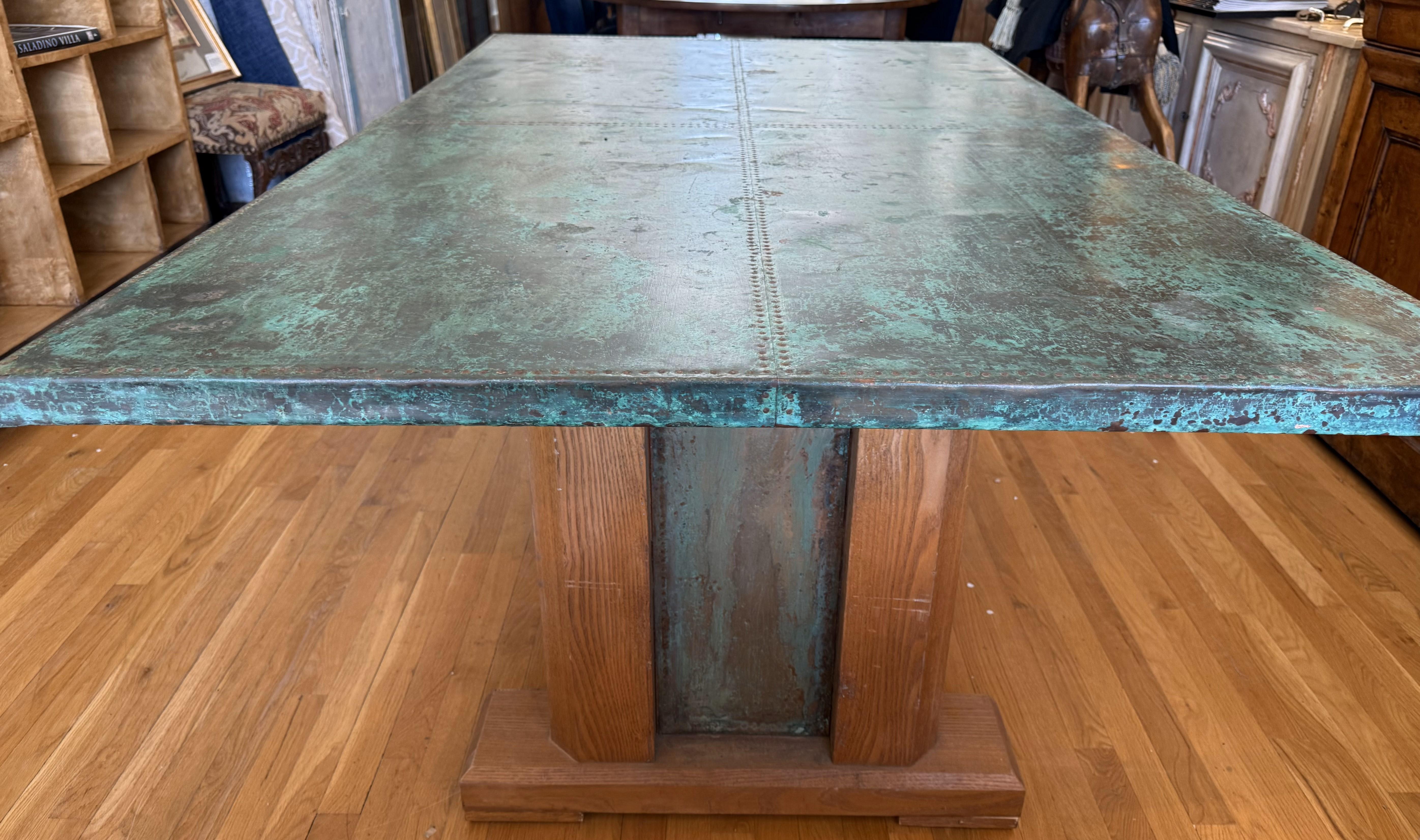 Table à tréteaux unique en cuivre et en chêne en vente 3