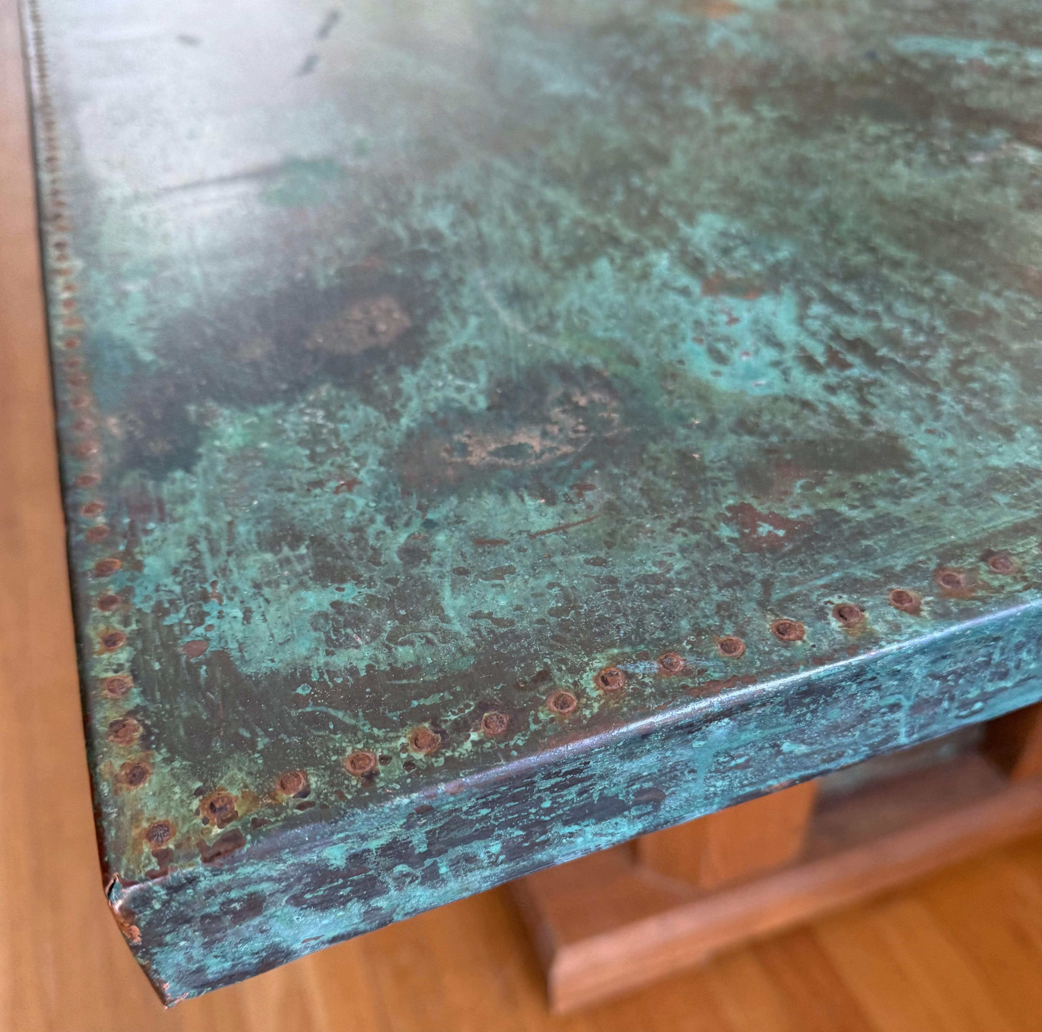 Martelé Table à tréteaux unique en cuivre et en chêne en vente