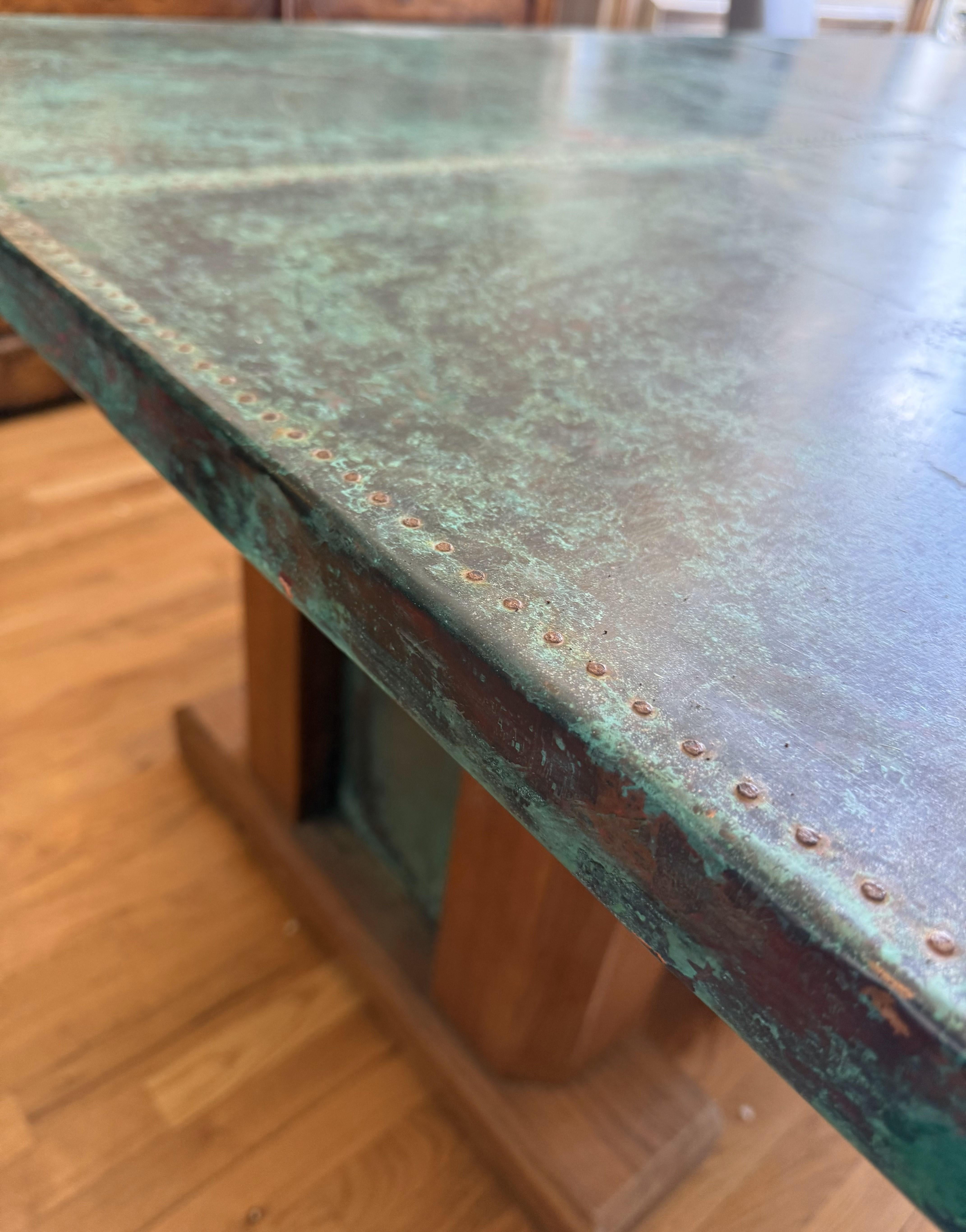 XXIe siècle et contemporain Table à tréteaux unique en cuivre et en chêne en vente