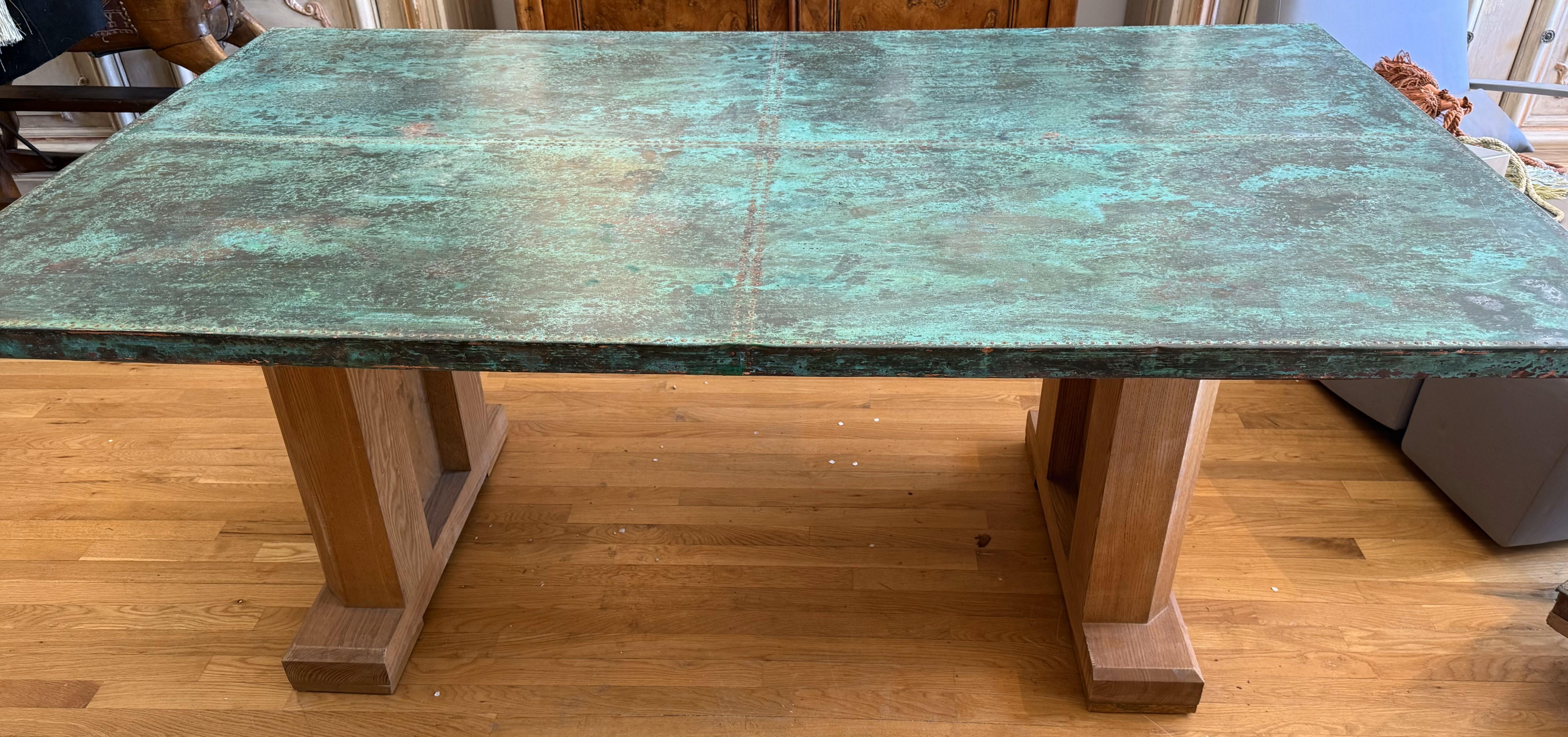 Table à tréteaux unique en cuivre et en chêne en vente 1