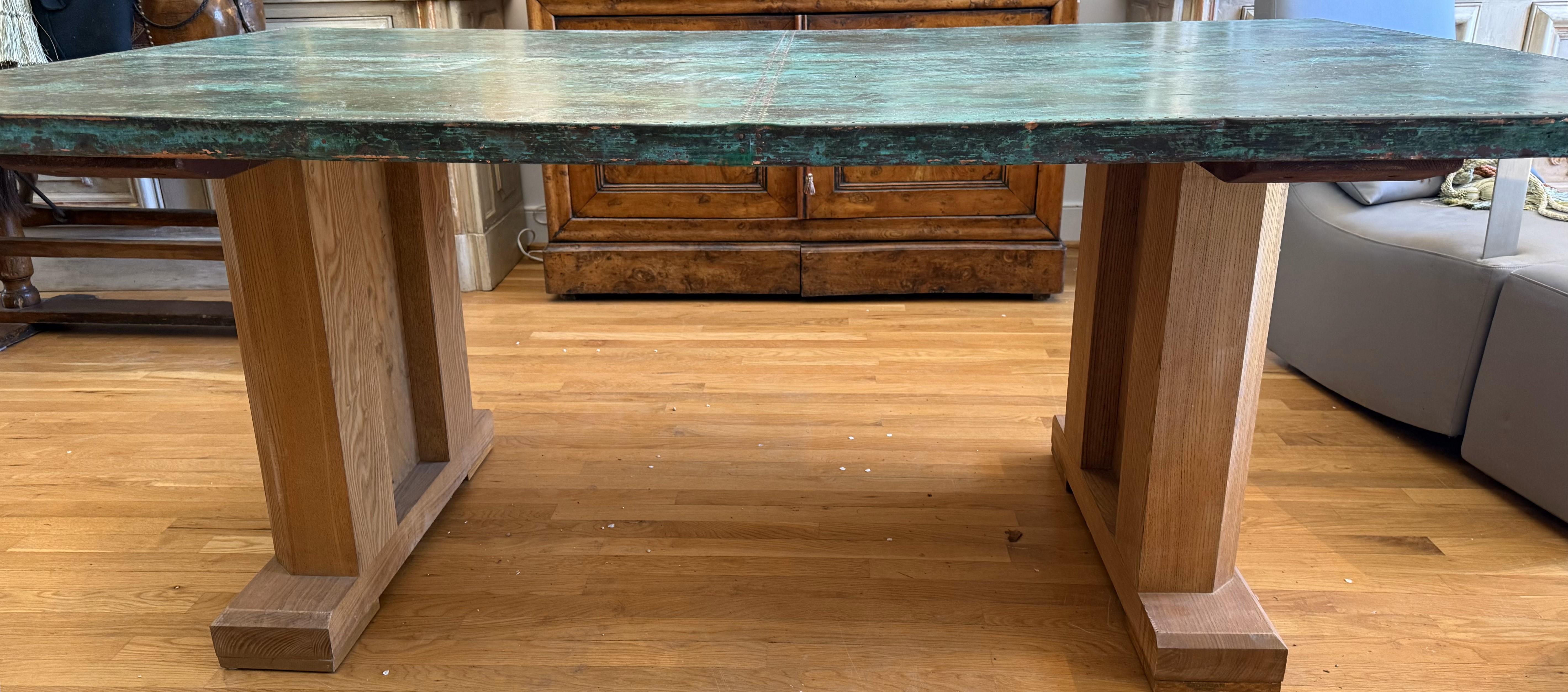 Table à tréteaux unique en cuivre et en chêne en vente 2