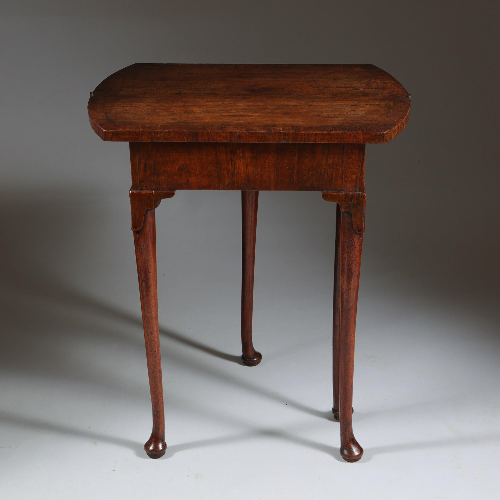 Ein einzigartiges frühes 18. Jahrhundert Diminutive George I Figured Walnut Bachelors Tabelle (George I.) im Angebot