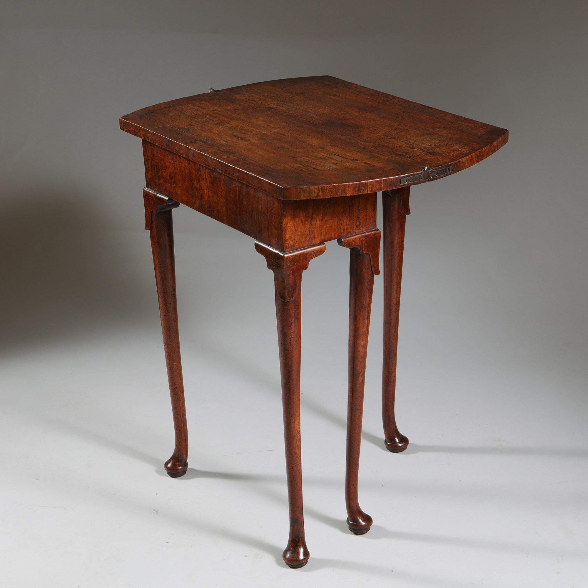 Ein einzigartiges frühes 18. Jahrhundert Diminutive George I Figured Walnut Bachelors Tabelle (Englisch) im Angebot