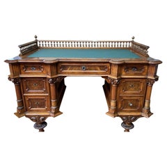 Un escritorio de nogal único y ecléctico