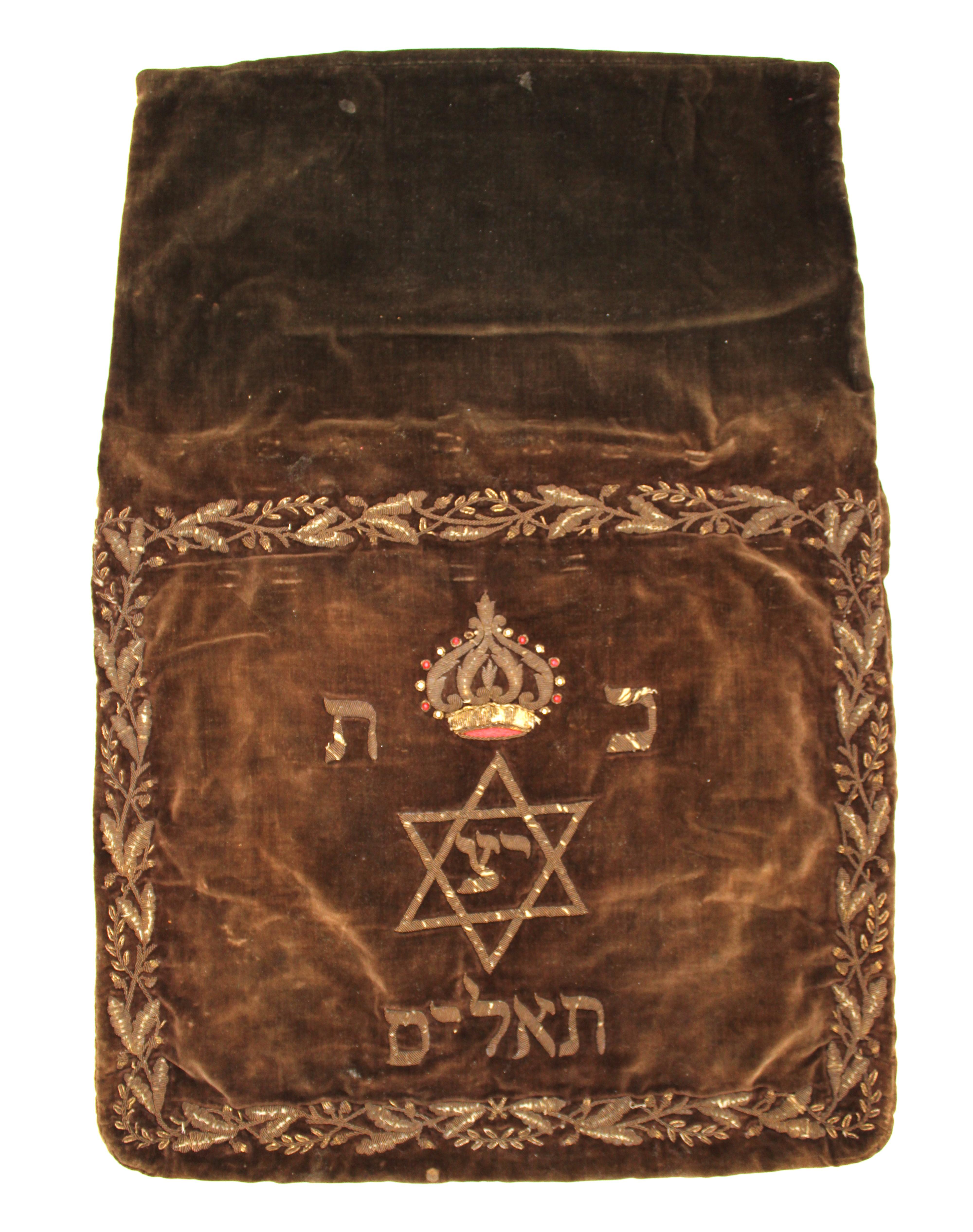 Ce sac Tallit richement brodé provenant d'Autriche-Hongrie et datant d'environ 1900 est un exemple unique et visuellement captivant de l'art textile Judaïque d'Europe de l'Est. Réalisé en feutre aux tons profonds, le sac est bordé d'un arrangement