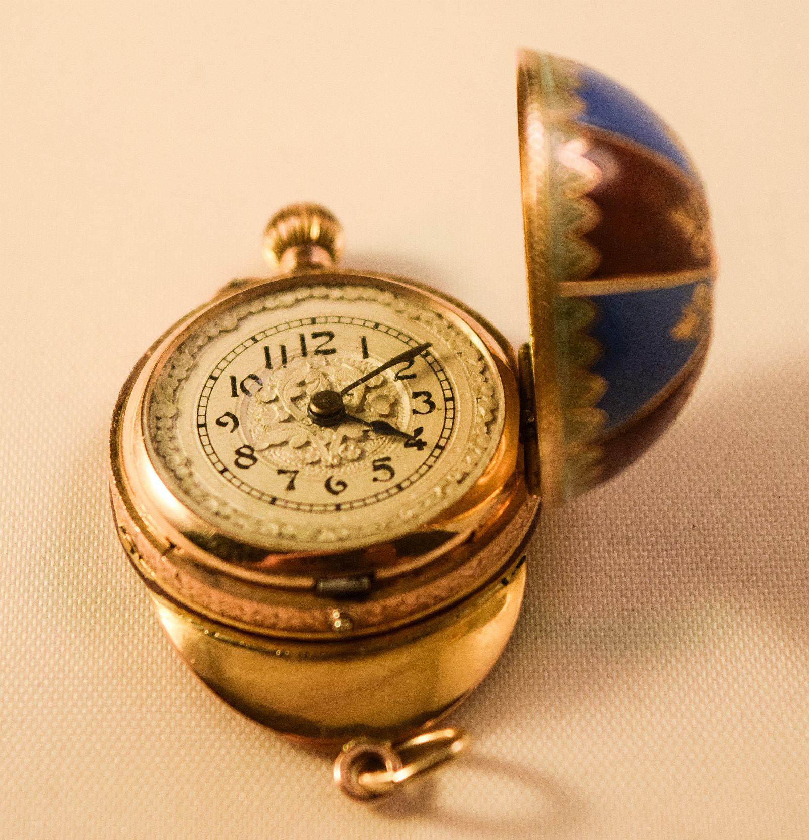 A Unique Enamel Gold 18 k watch in the shape of a Jockey cap very rare For Sale 8