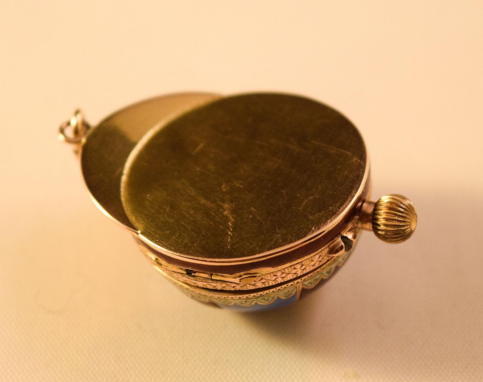 A Unique Enamel Gold 18 k watch in the shape of a Jockey cap very rare For Sale 9