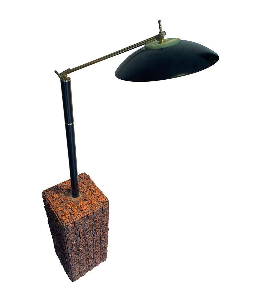 Sculpté à la main Lampadaire unique de l'artiste Ron Hitchins avec 265 carreaux individuels faits à la main en vente