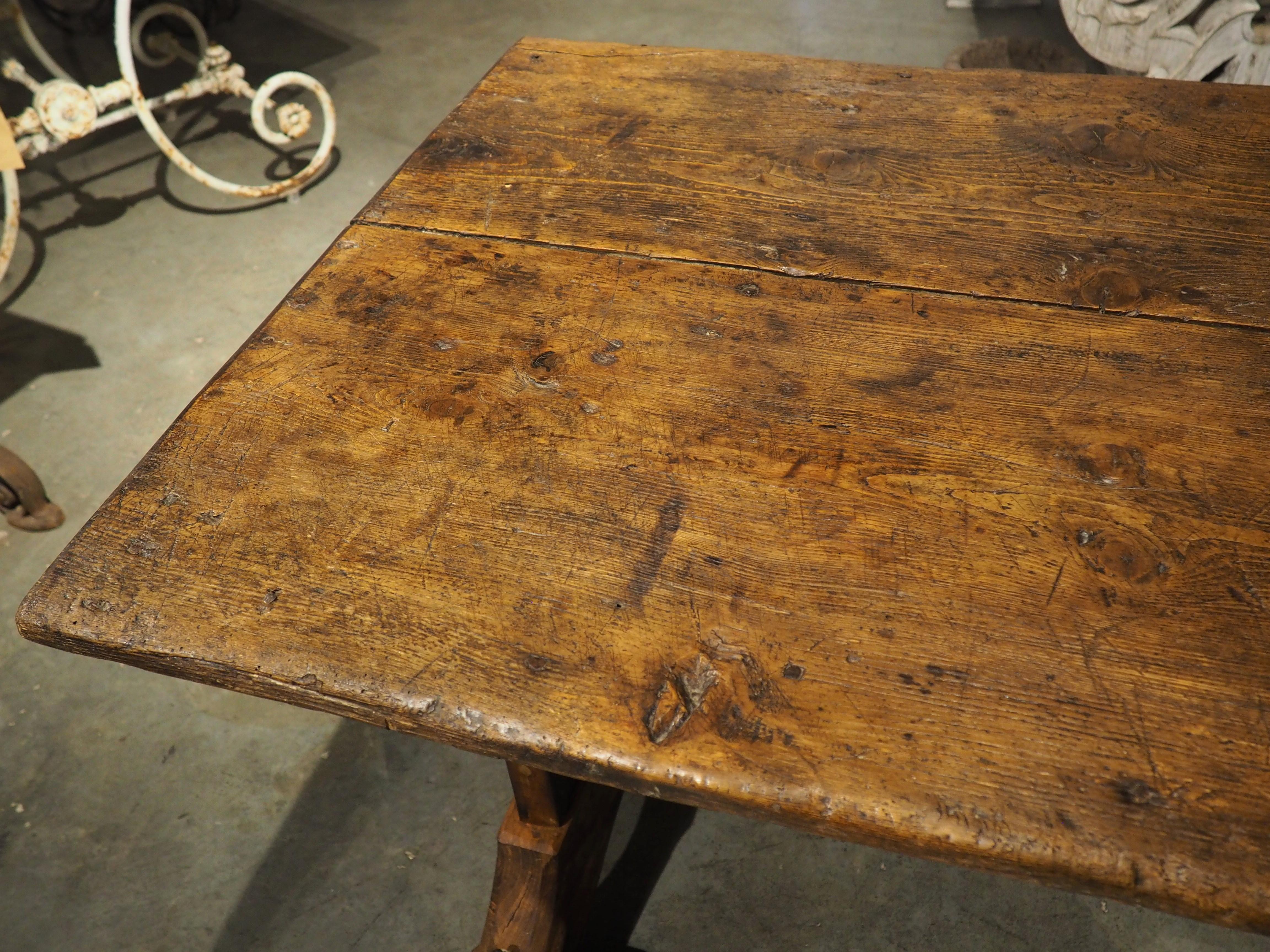 Table de salle à manger alpine française unique composée d'Antique Elements de La Savoie en vente 4