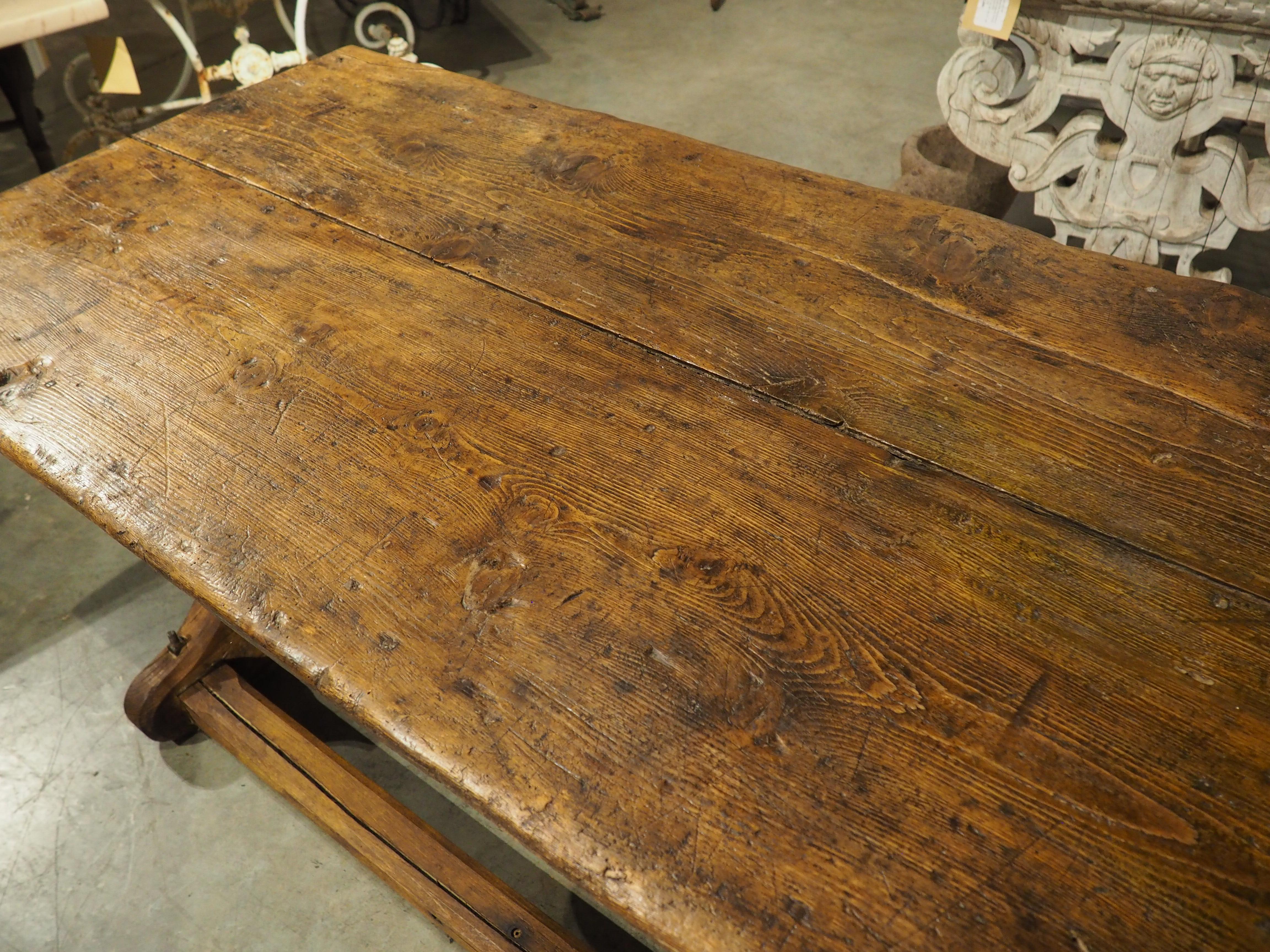 Table de salle à manger alpine française unique composée d'Antique Elements de La Savoie en vente 8