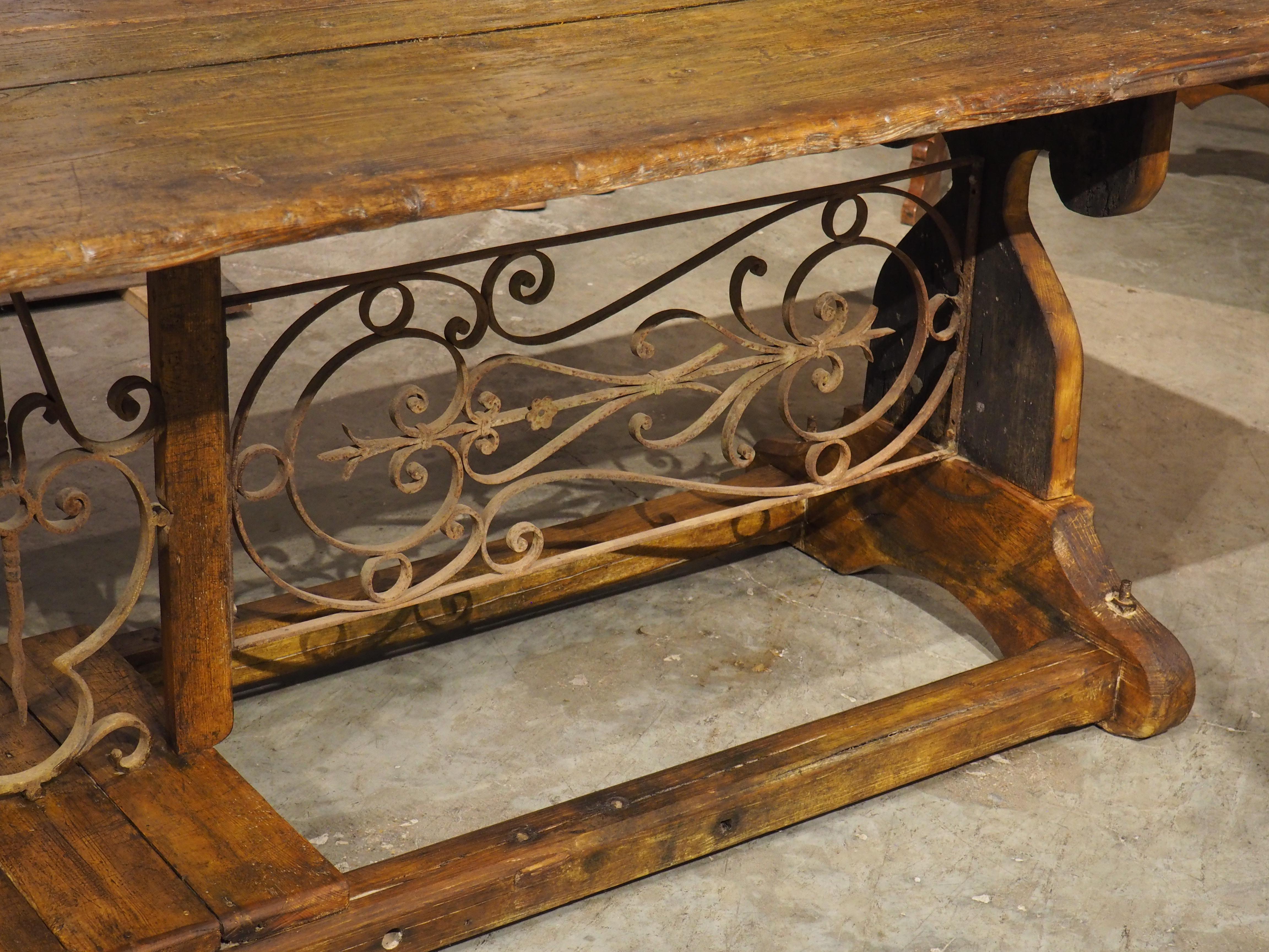 Table de salle à manger alpine française unique composée d'Antique Elements de La Savoie en vente 9