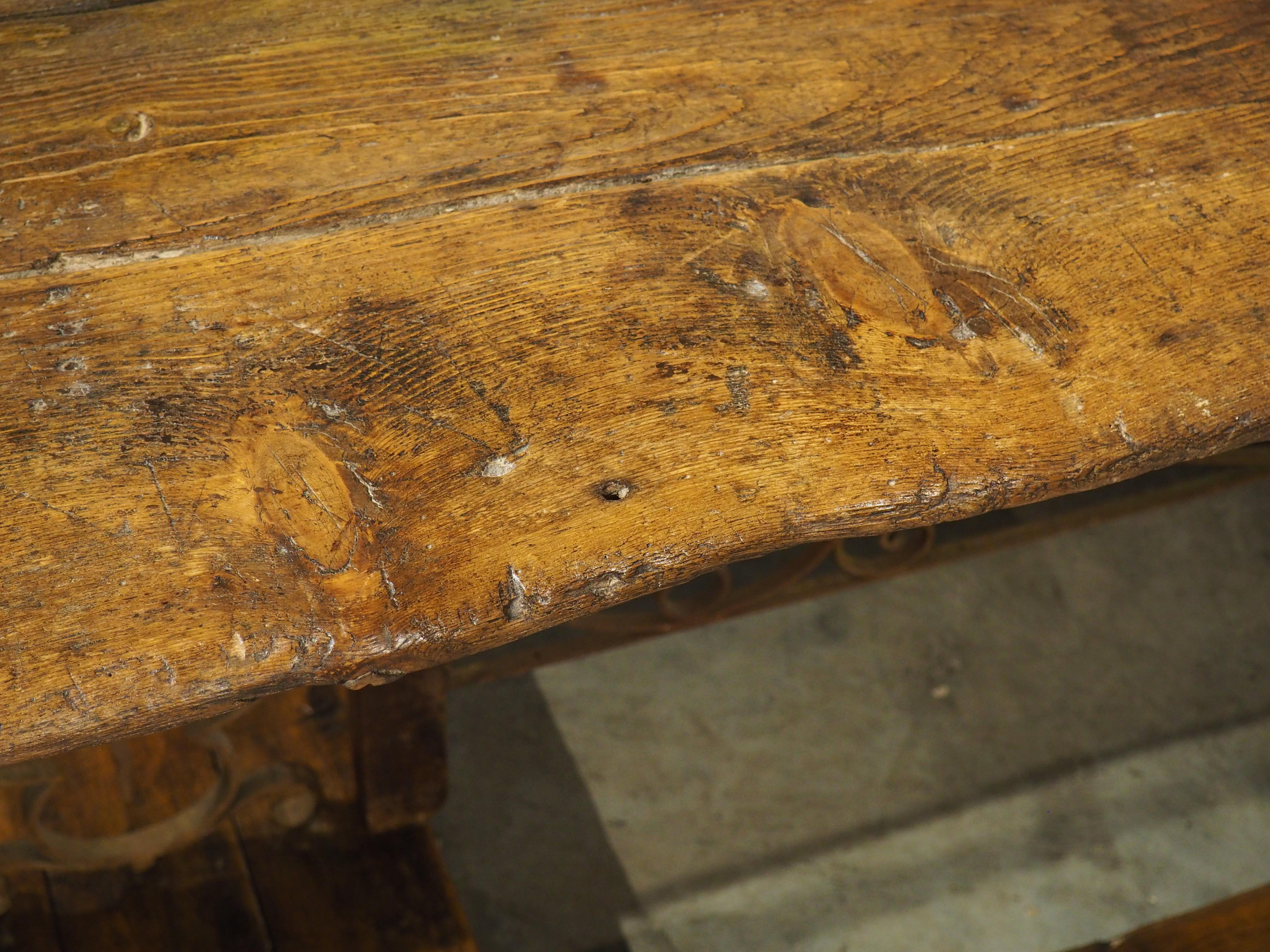 Table de salle à manger alpine française unique composée d'Antique Elements de La Savoie en vente 12