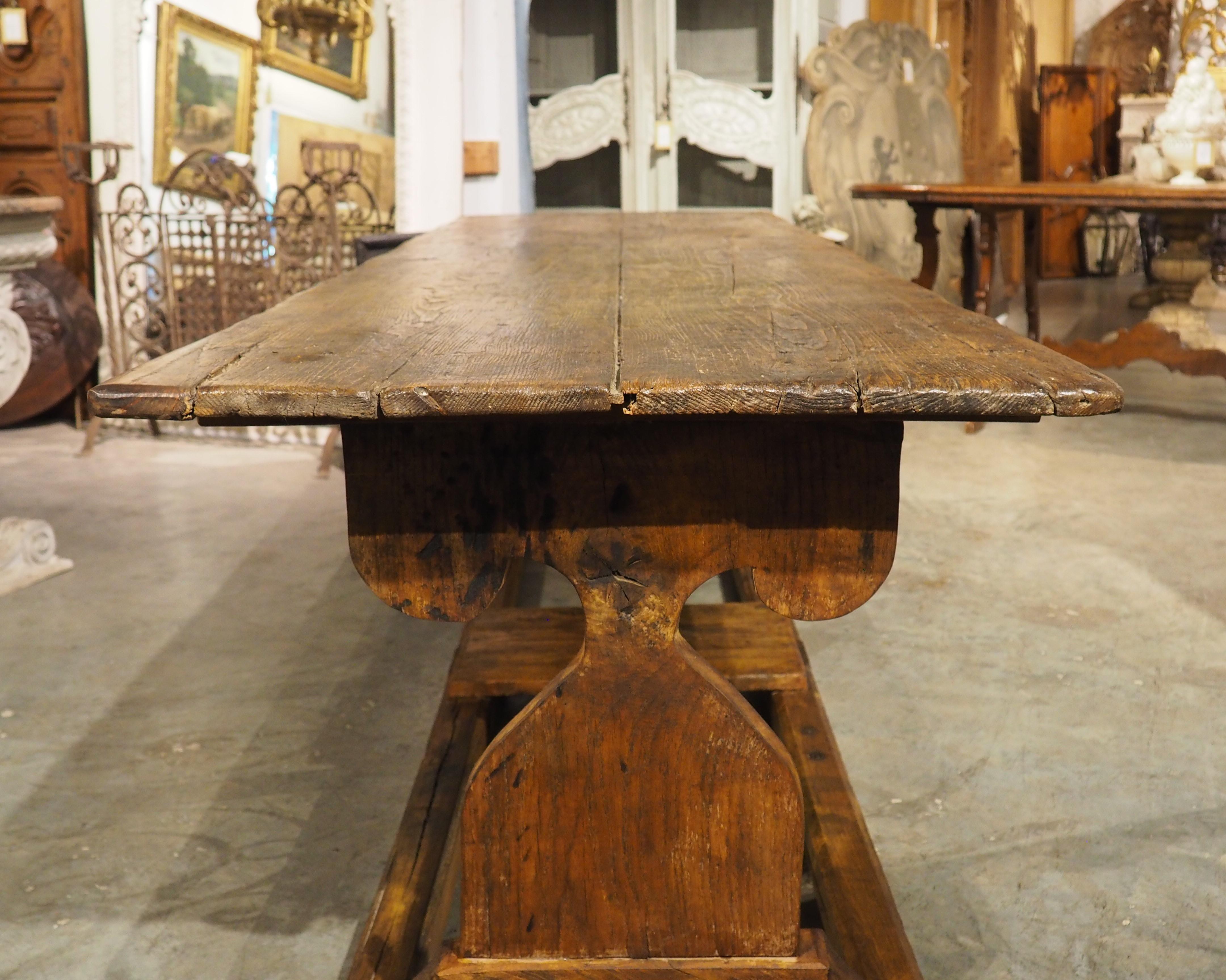 Composée d'éléments anciens provenant de meubles précédents, cette table alpine de La Savoie (région du sud-est de la France qui englobe les Alpes françaises) est une table de salle à manger unique qui ne manquera pas d'attirer l'attention des