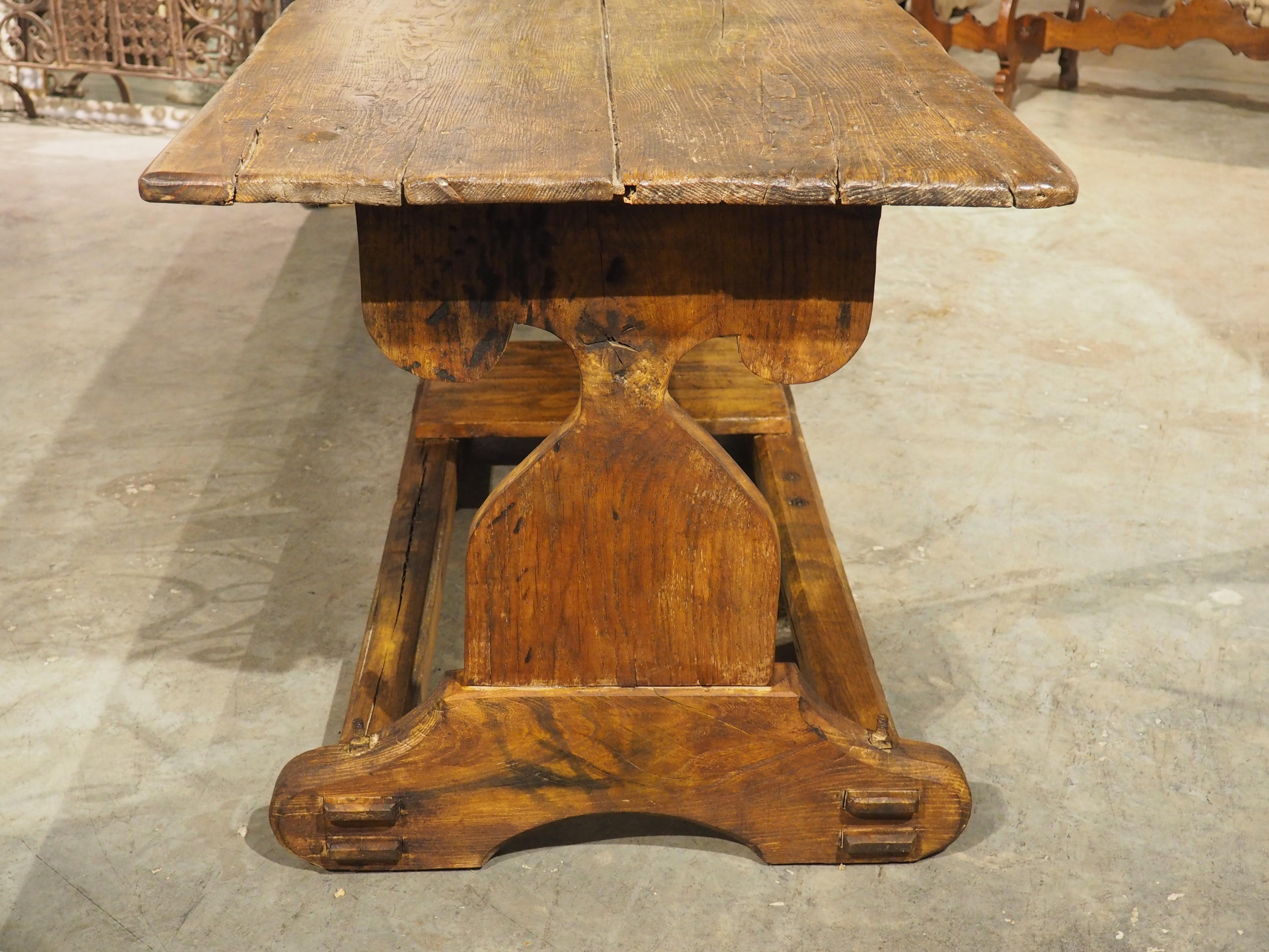 Table de salle à manger alpine française unique composée d'Antique Elements de La Savoie en vente 13