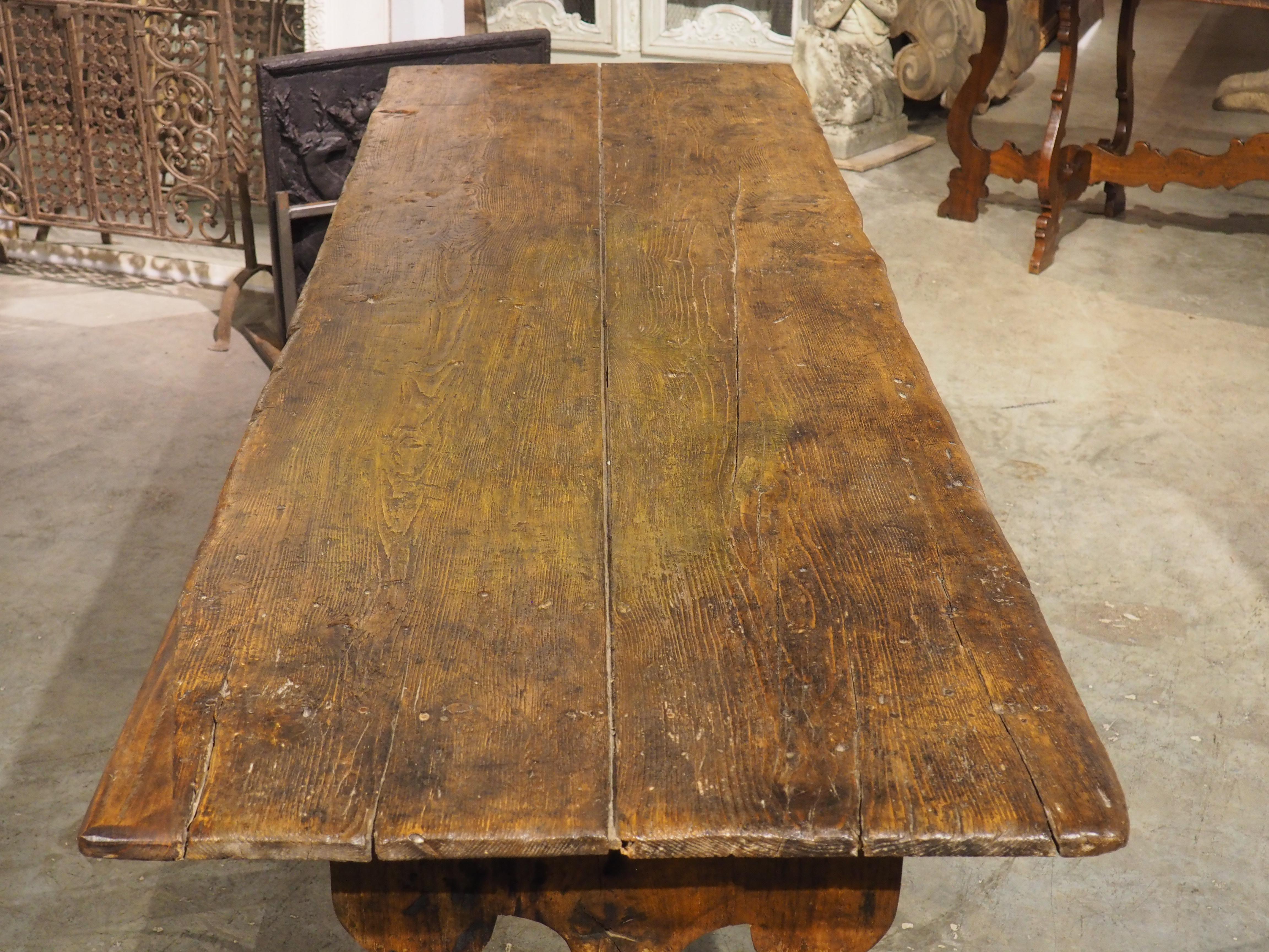 Français Table de salle à manger alpine française unique composée d'Antique Elements de La Savoie en vente