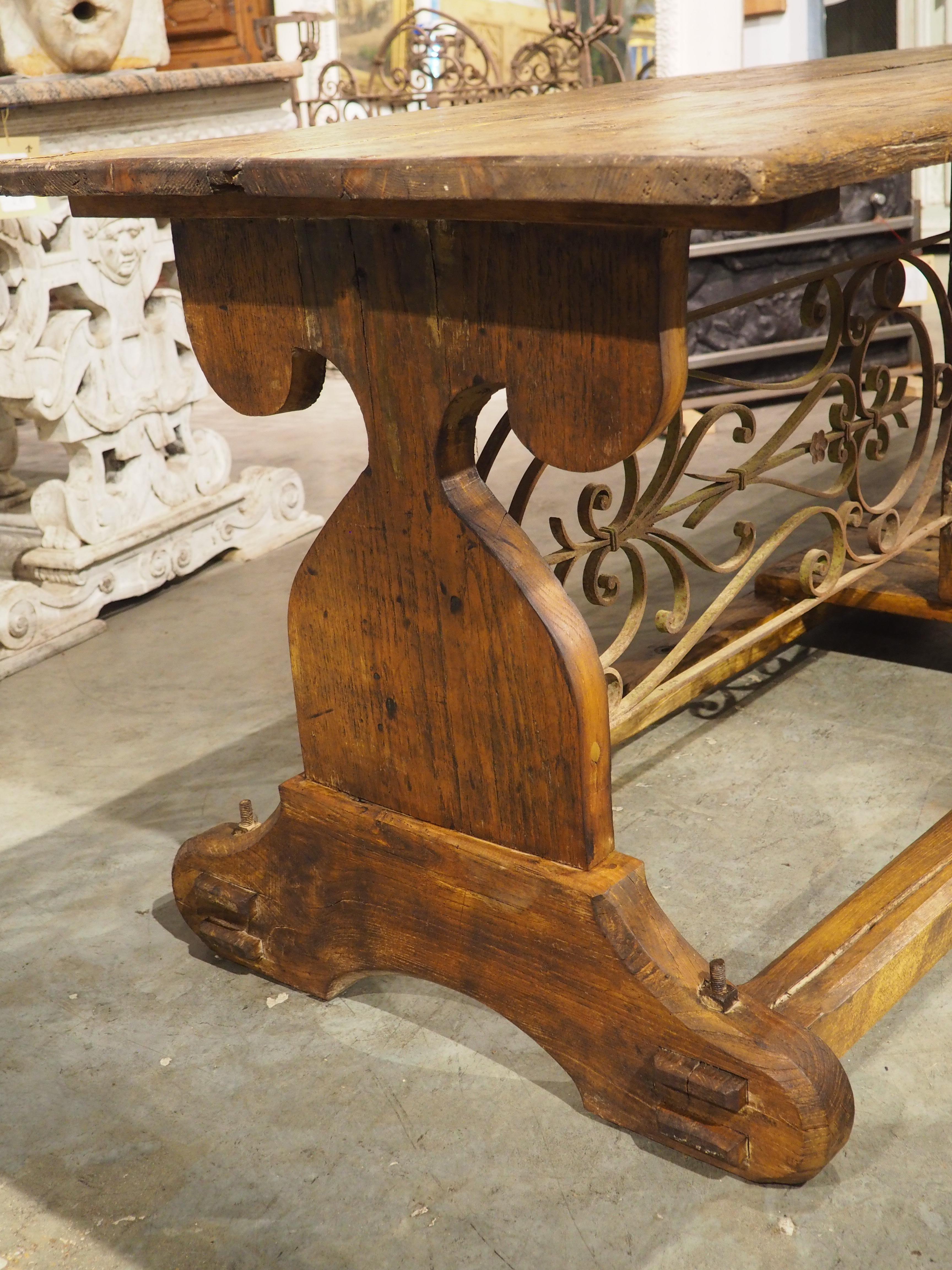 Sculpté à la main Table de salle à manger alpine française unique composée d'Antique Elements de La Savoie en vente