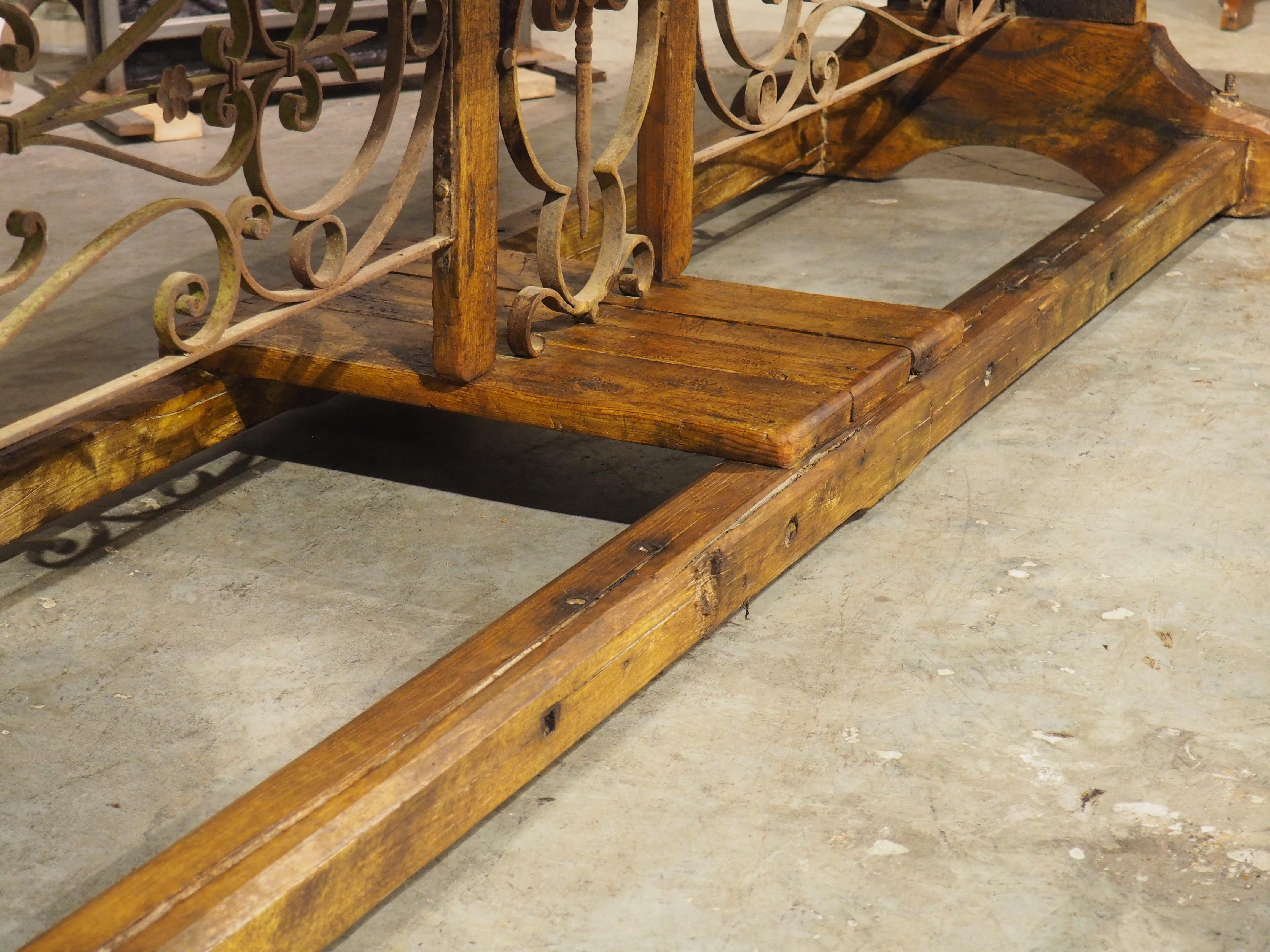 Table de salle à manger alpine française unique composée d'Antique Elements de La Savoie Bon état - En vente à Dallas, TX