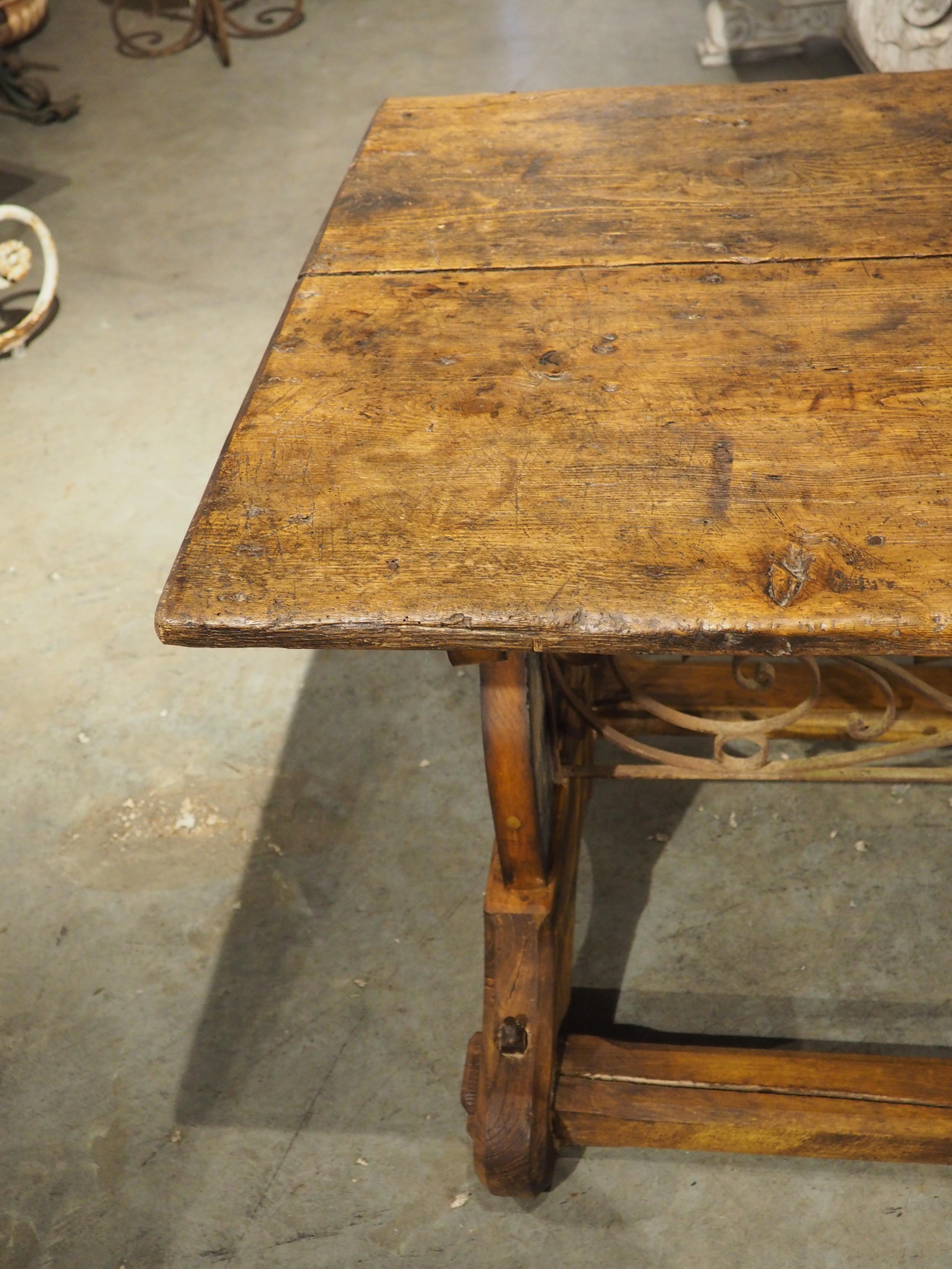 Table de salle à manger alpine française unique composée d'Antique Elements de La Savoie en vente 1