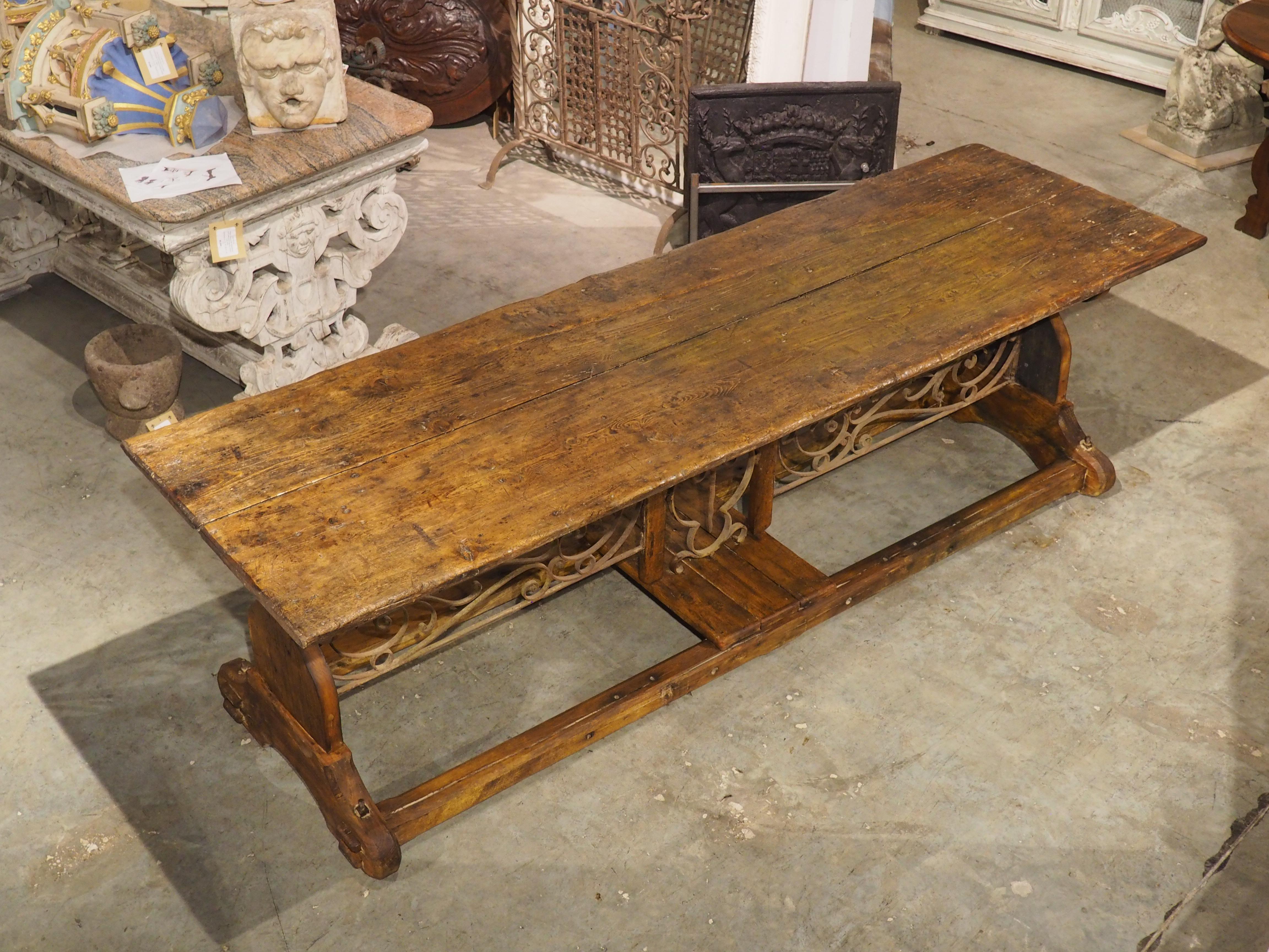 Table de salle à manger alpine française unique composée d'Antique Elements de La Savoie en vente 2