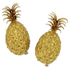 A Unique French detachable 18kt yellow gold Pineapple Brooch 1960's