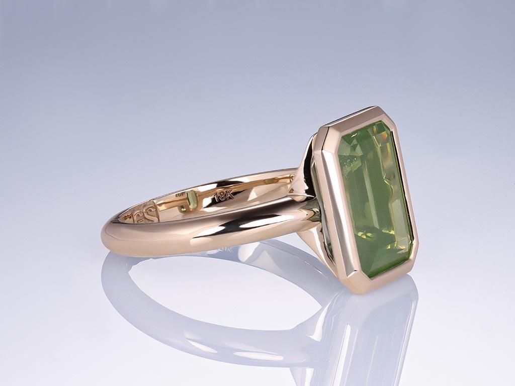 Modern A Unique Green Zircon 7.40 ct Ring in 18K Gold Champagne Color For Sale