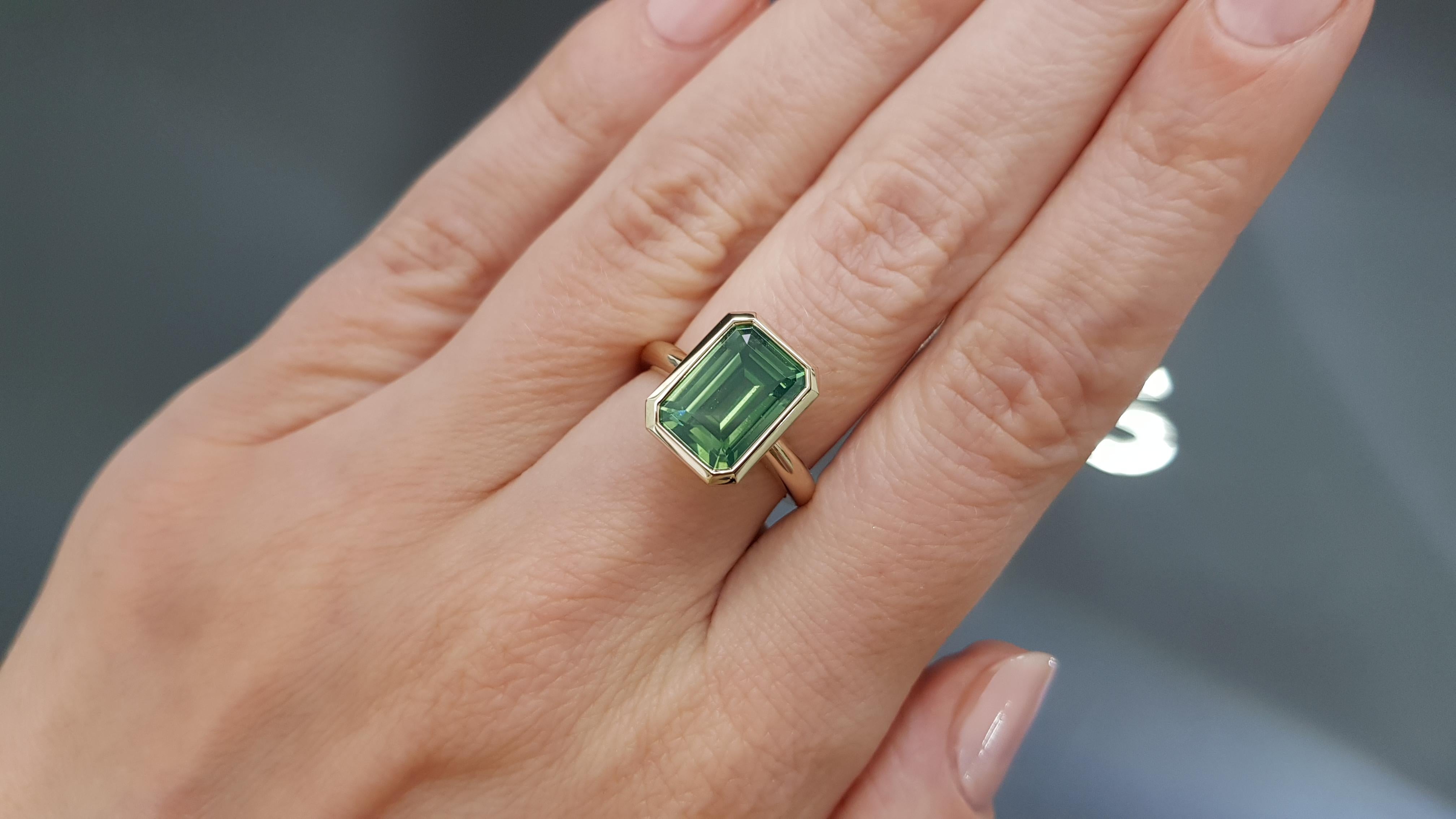 A Unique Green Zircon 7.40 ct Ring in 18K Gold Champagne Color For Sale 1