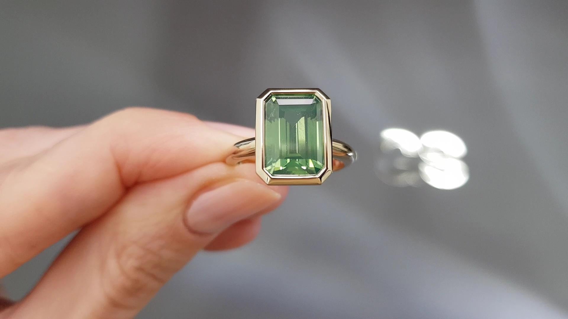 A Unique Green Zircon 7.40 ct Ring in 18K Gold Champagne Color For Sale 2