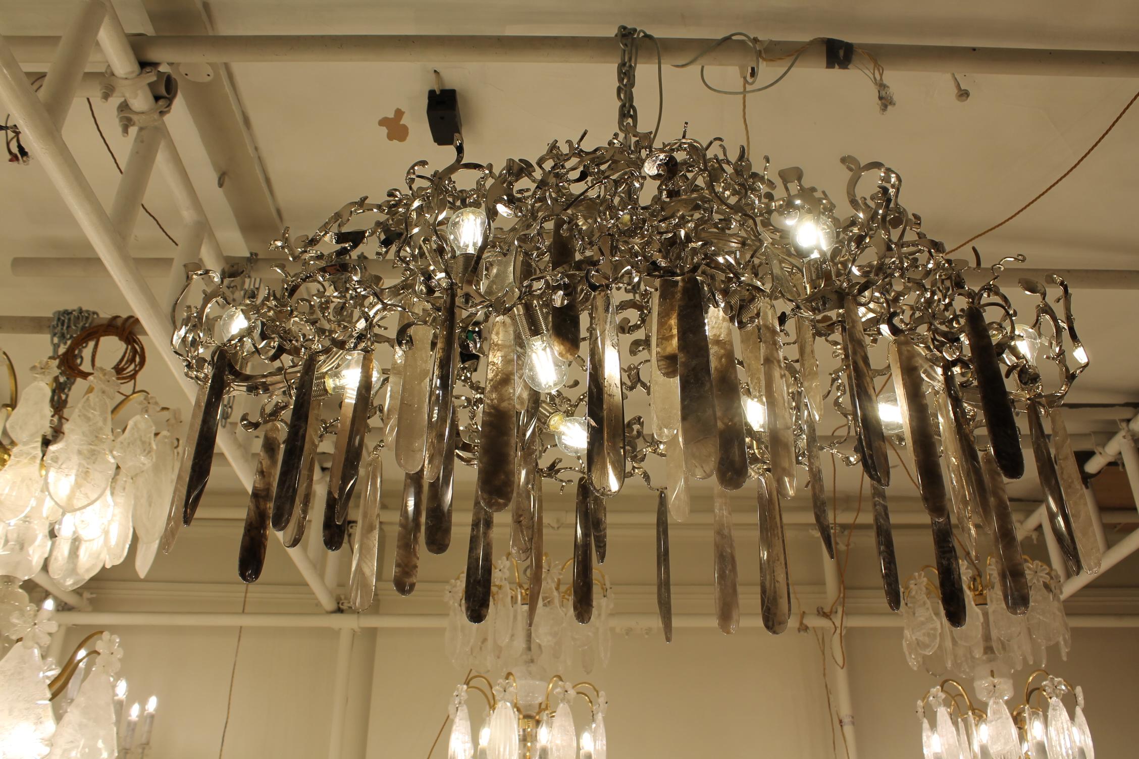 Un lampadario unico realizzato a mano in acciaio al nichel, cristallo di rocca fumé e trasparente In condizioni ottime in vendita a London, GB