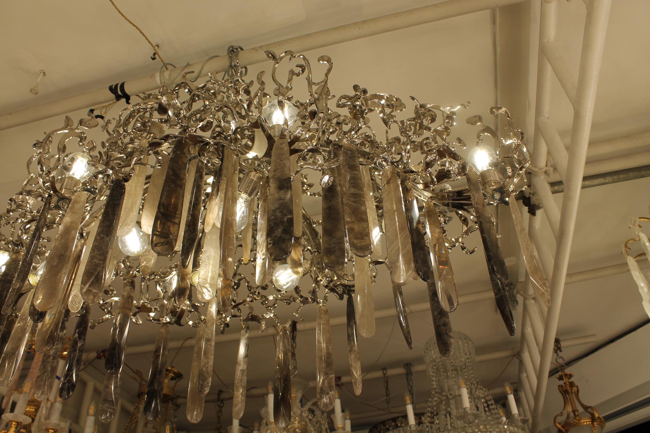 XXI secolo e contemporaneo Un lampadario unico realizzato a mano in acciaio al nichel, cristallo di rocca fumé e trasparente in vendita