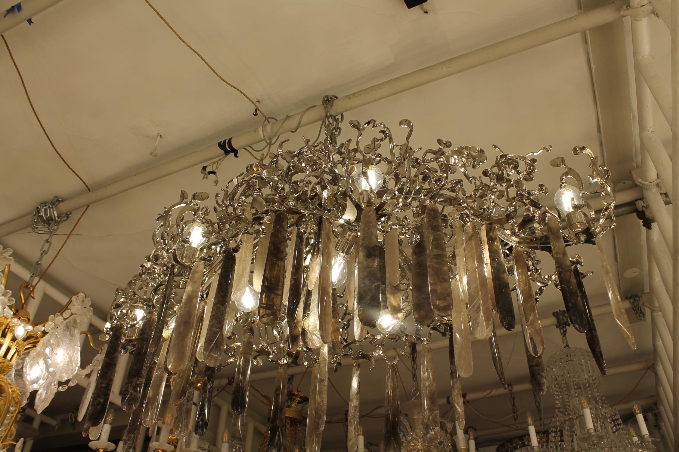 Un lampadario unico realizzato a mano in acciaio al nichel, cristallo di rocca fumé e trasparente in vendita 1