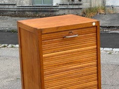 Une armoire à volets en teck unique, conçue par Hans J. Wegner pour Plan Møbler, Danemark, 1941.