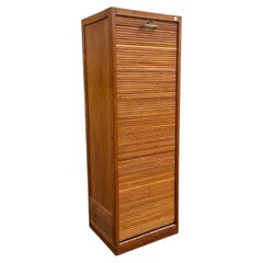 Une armoire à volets en teck unique, conçue par Hans J. Wegner pour Plan Møbler, Danemark, 1941.