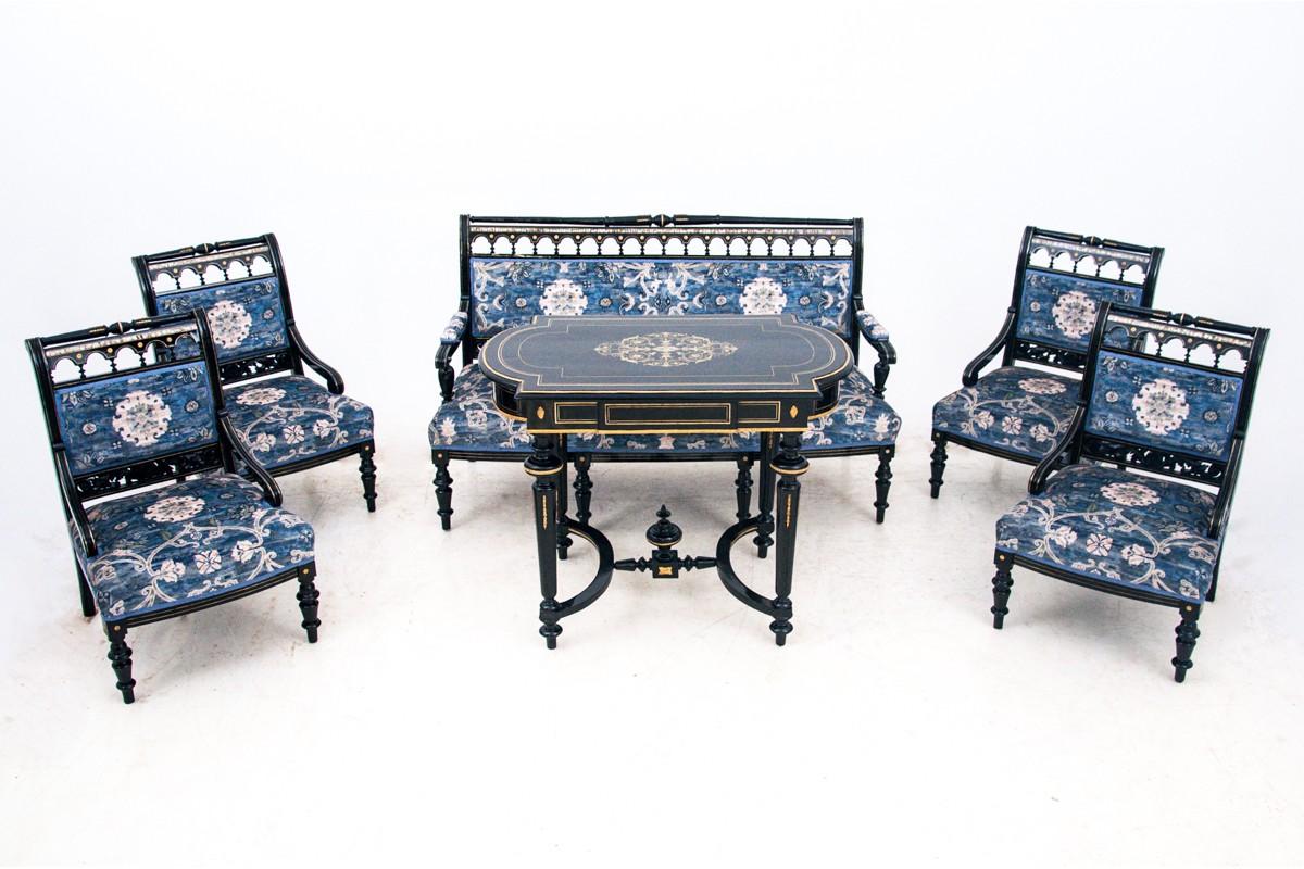 An antique set of living room furniture from around 1850. Furniture in very good condition, professionally renovated, polished to a high gloss. Seats and backrests upholstered with high-quality fabric. Original furniture designed by Hans Makart,
