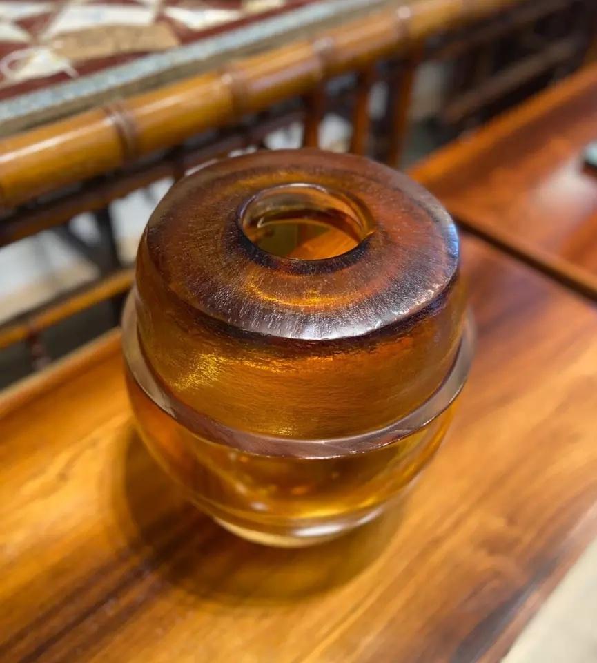 Un vaso di vetro di Murano unico nel suo genere, opera di Massimo Micheluzzi Glass

Un sorprendente vaso in vetro di Murano vintage dalla forma organica e dalle bellissime sfumature di arancione. Questo pezzo di qualità è un elemento decorativo di