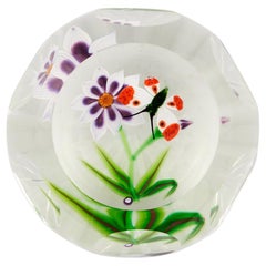 Un fermacarte in avventurina con farfalla e fiore, unico nel suo genere, John Deacons, 2010 ca.