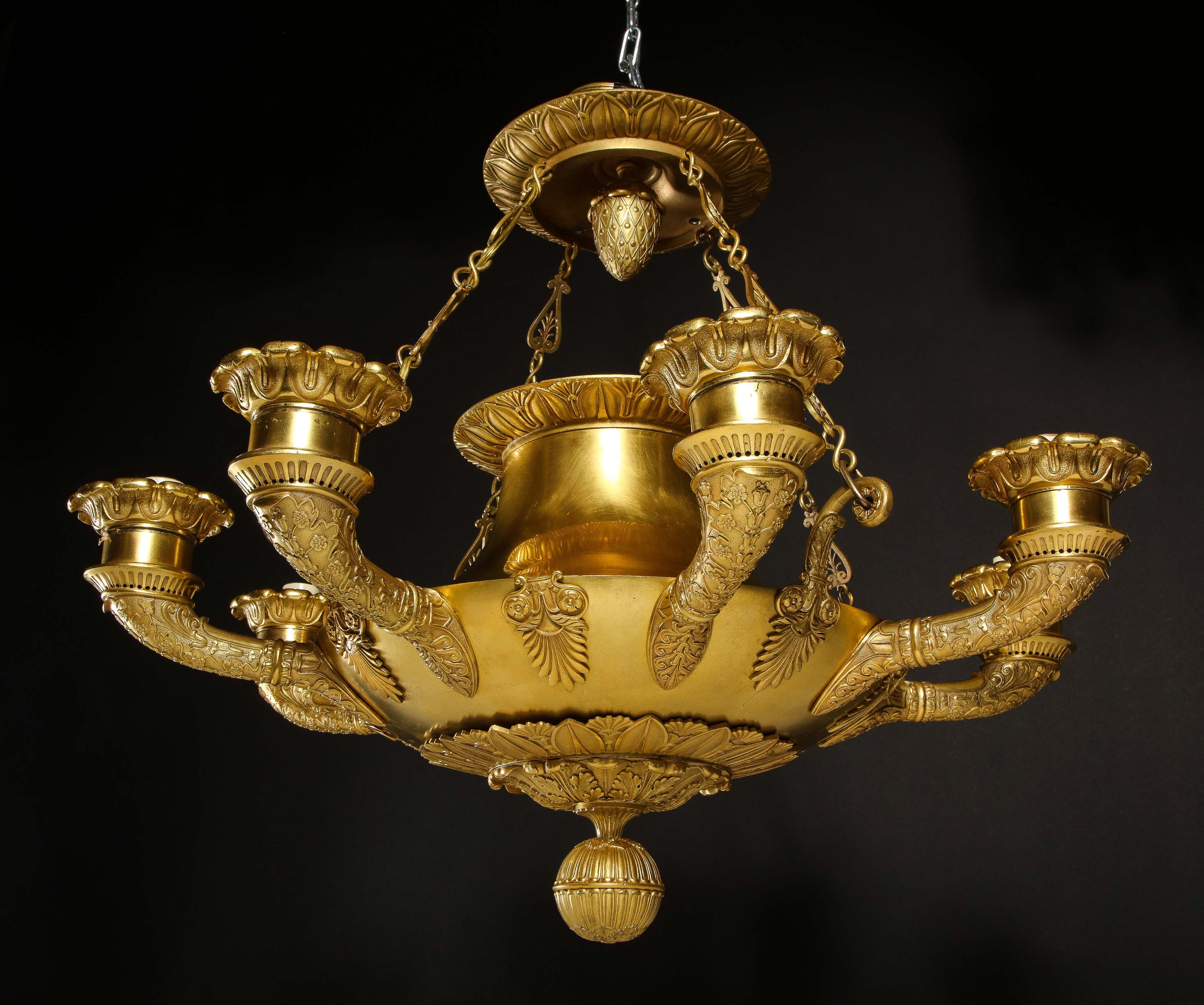 Un grande lampadario unico in bronzo dorato francese Impero Neoclassico in vendita 2
