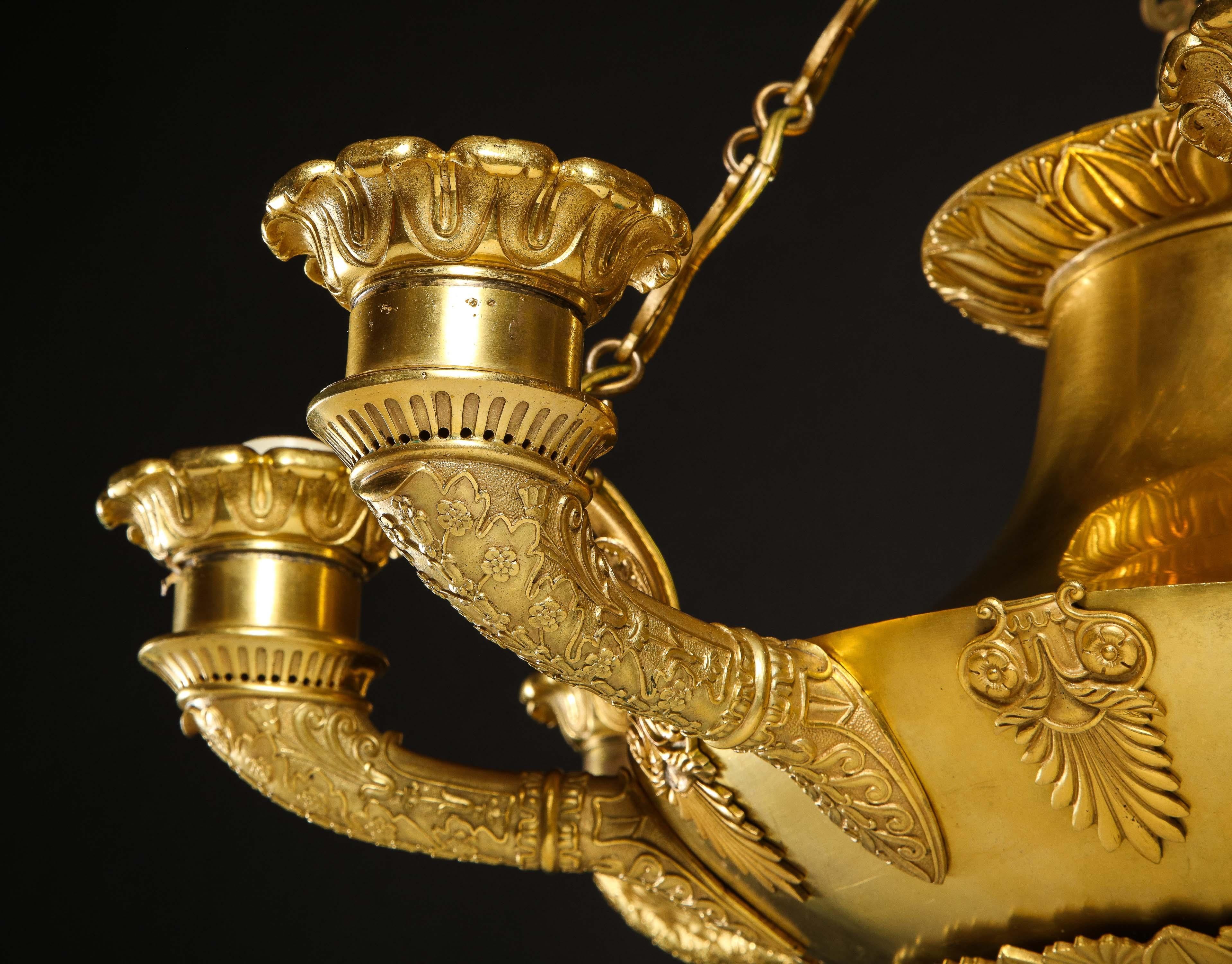 Un grande lampadario unico in bronzo dorato francese Impero Neoclassico in vendita 3