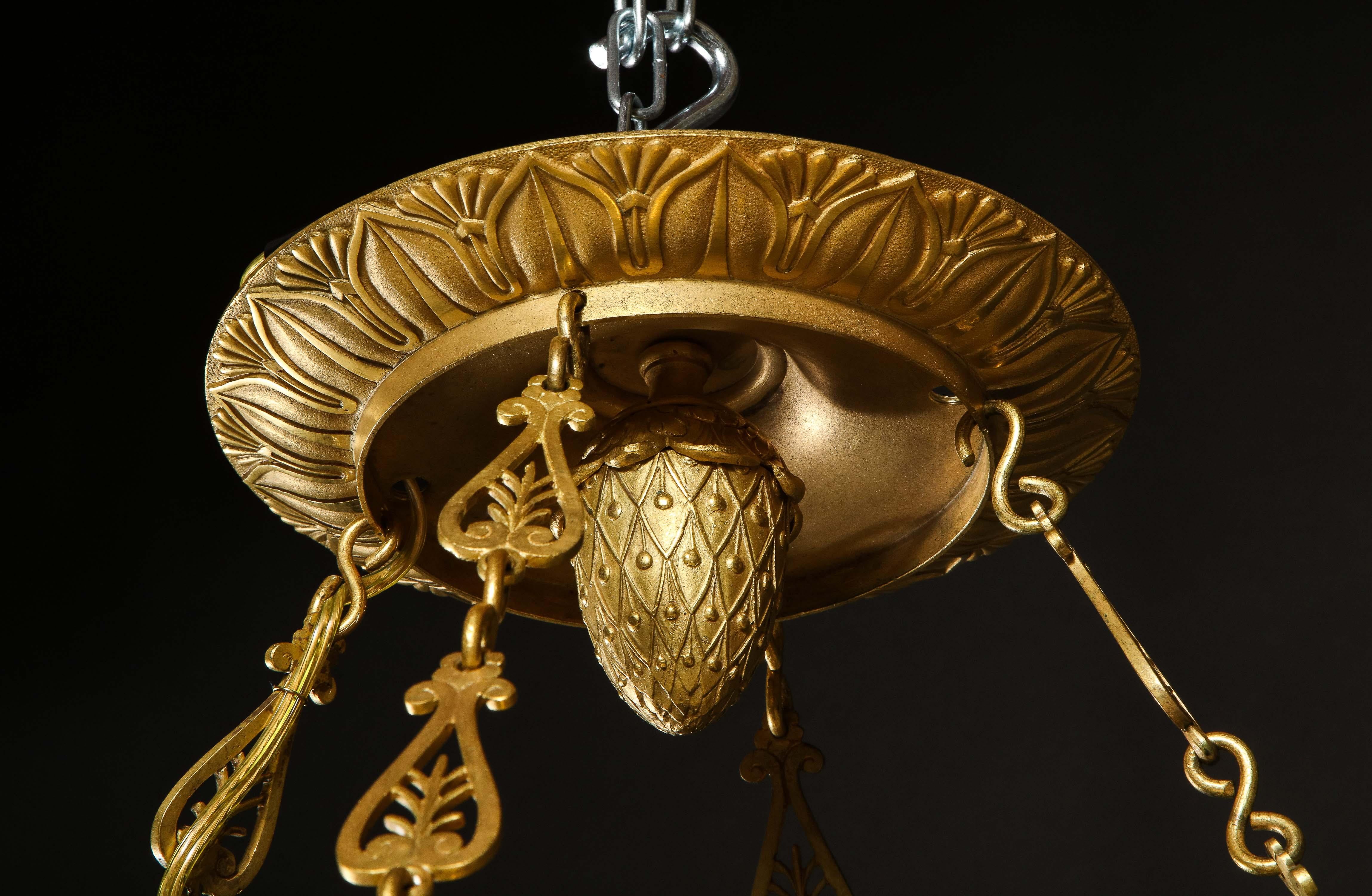 Un grande lampadario unico in bronzo dorato francese Impero Neoclassico in vendita 5
