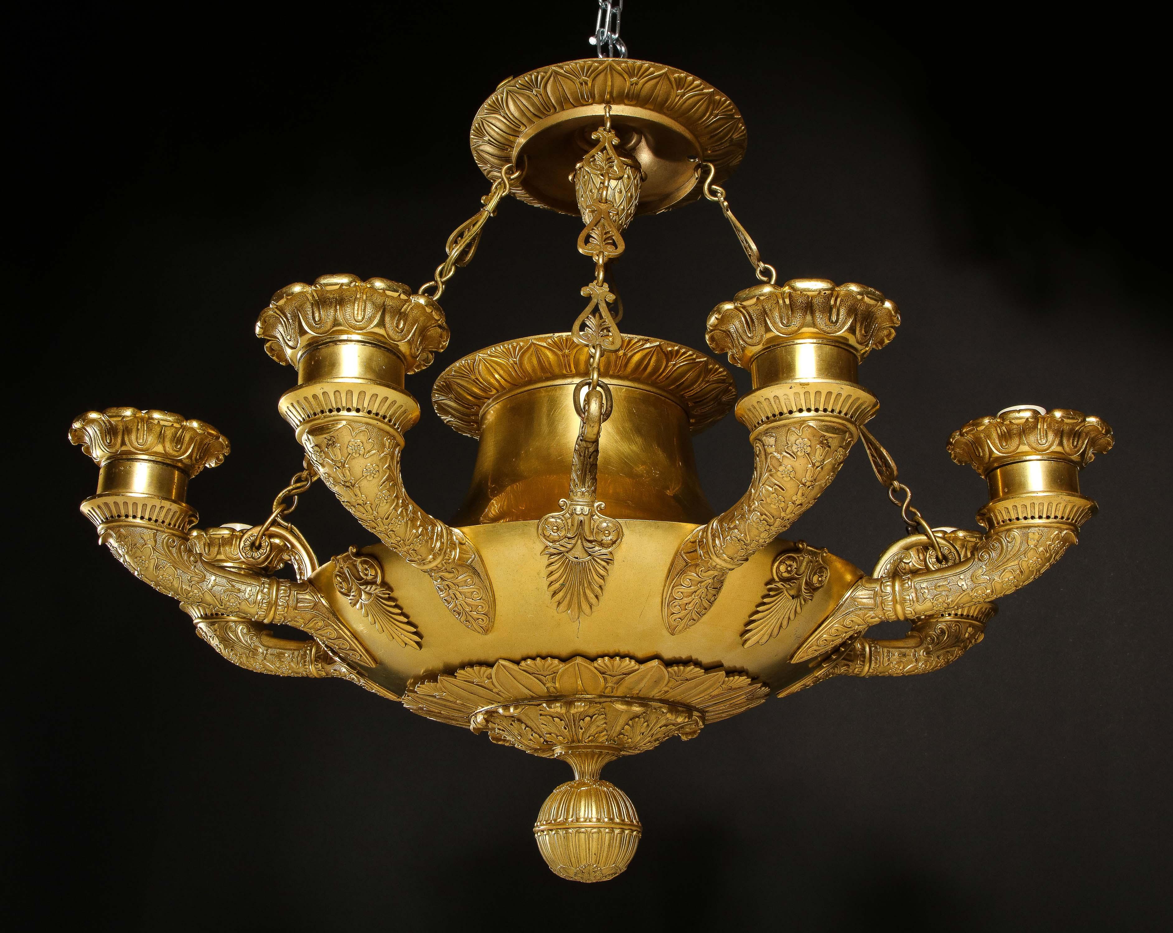 Un grande lampadario unico in bronzo dorato francese Impero Neoclassico in vendita 6