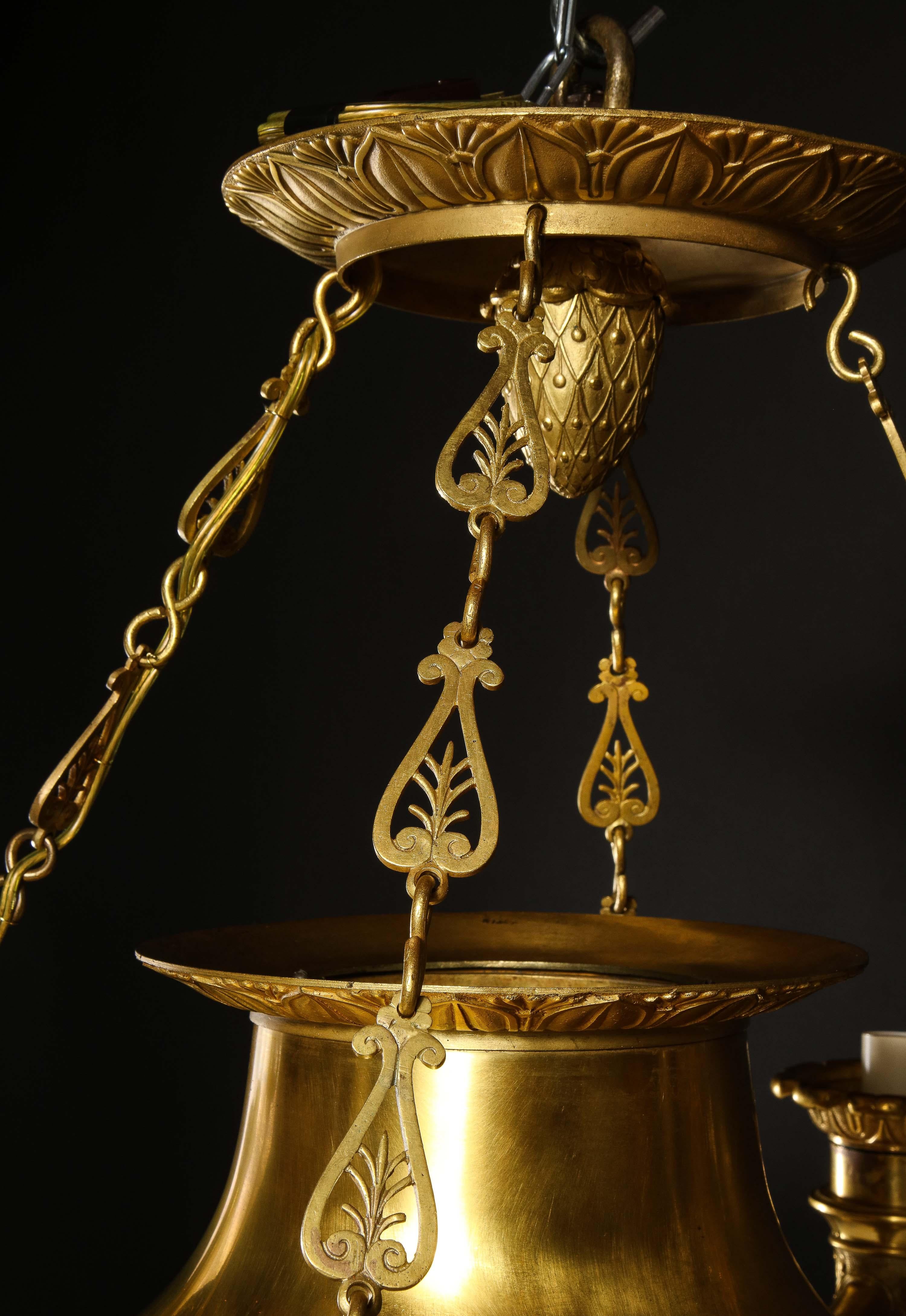 Un grande lampadario unico in bronzo dorato francese Impero Neoclassico in vendita 7