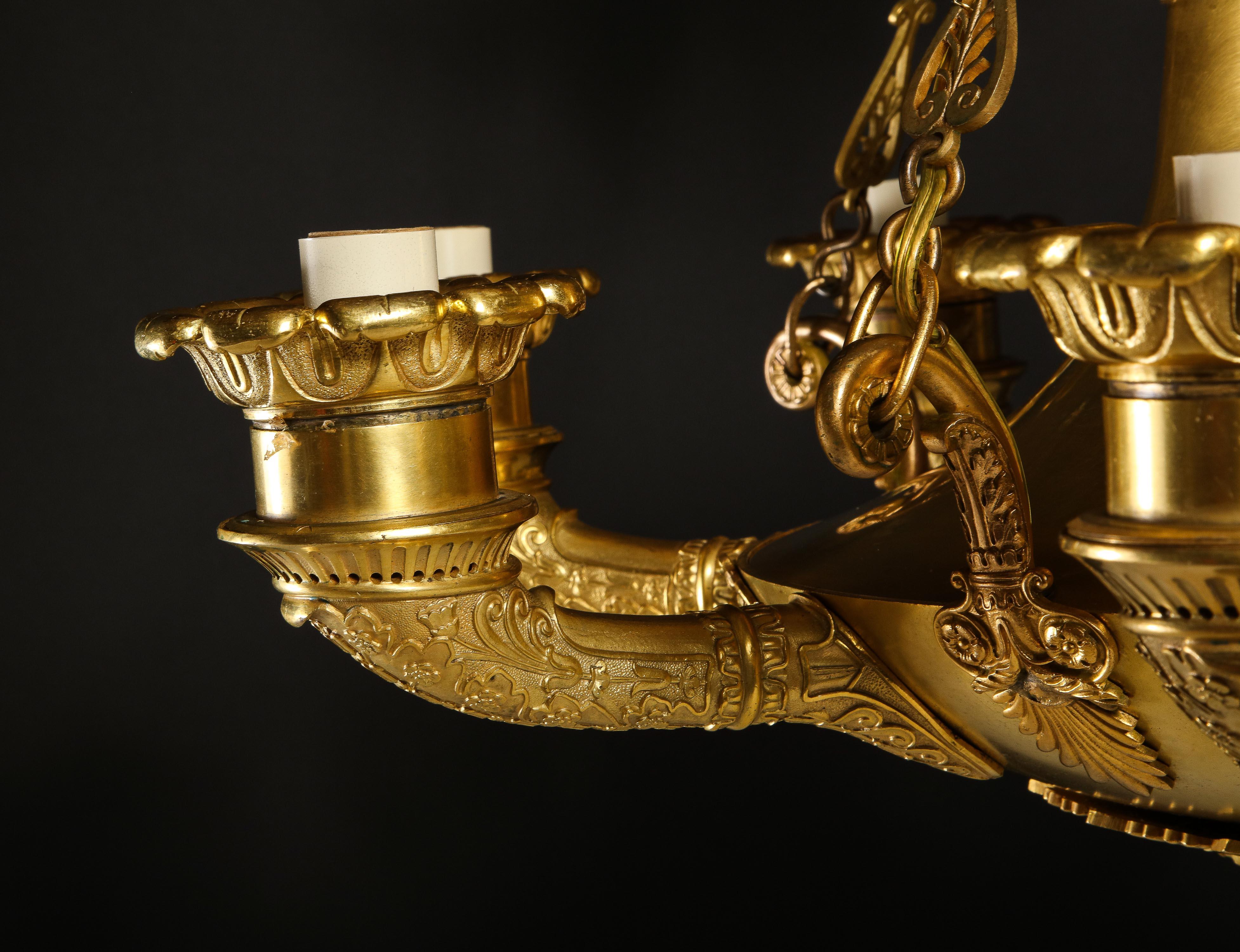 Un grande lampadario unico in bronzo dorato francese Impero Neoclassico in vendita 9