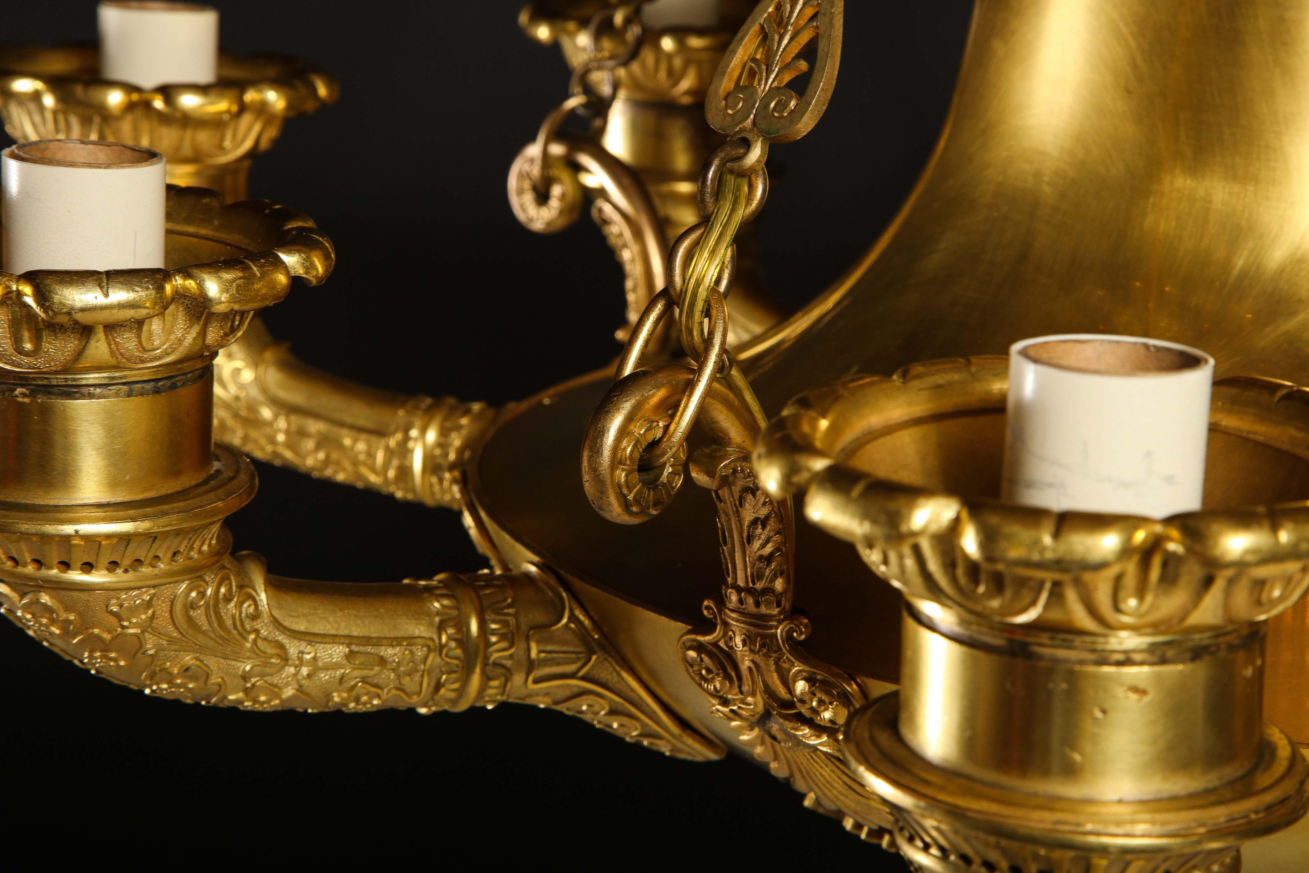 Un grande lampadario unico in bronzo dorato francese Impero Neoclassico in vendita 10
