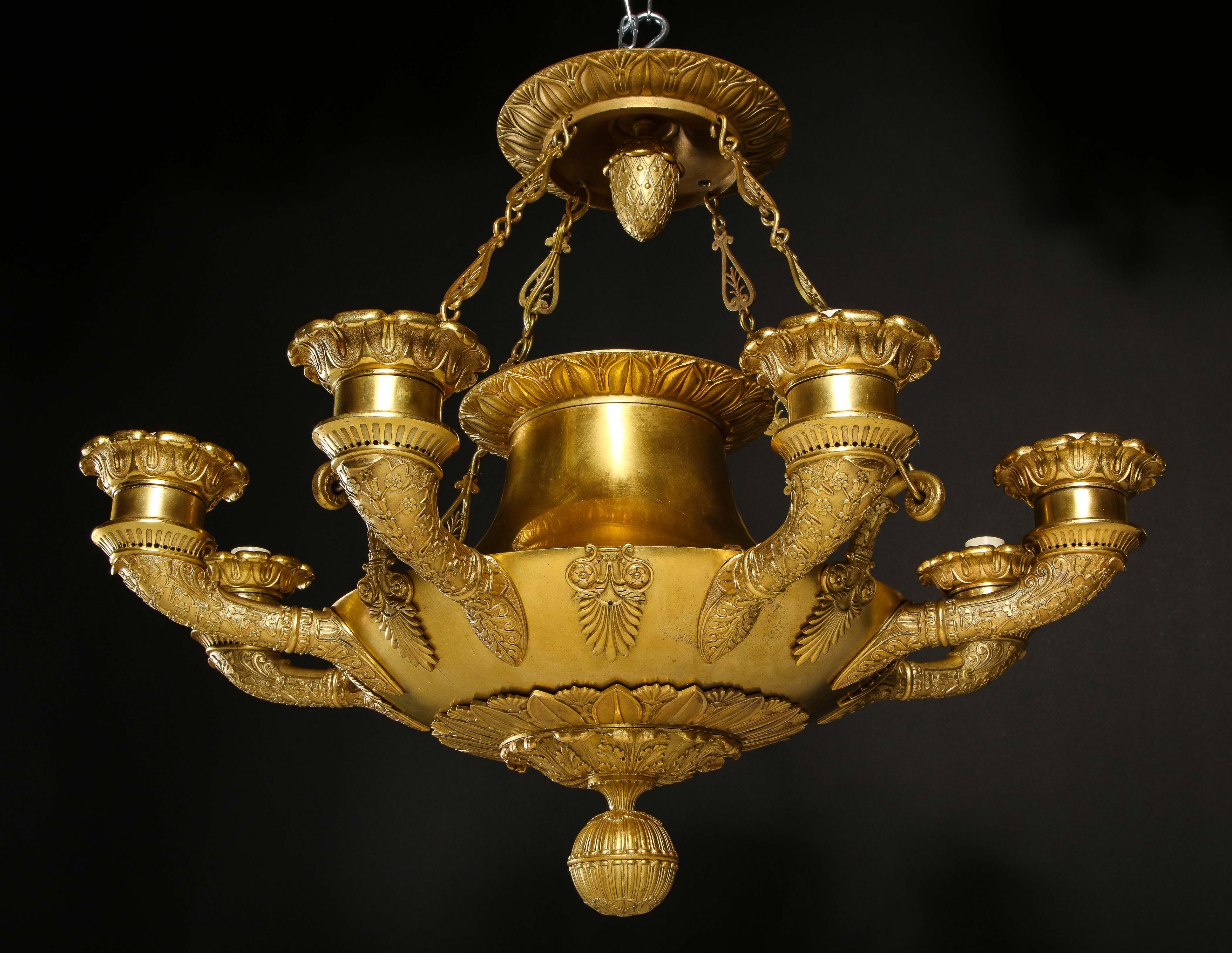 Stile impero Un grande lampadario unico in bronzo dorato francese Impero Neoclassico in vendita