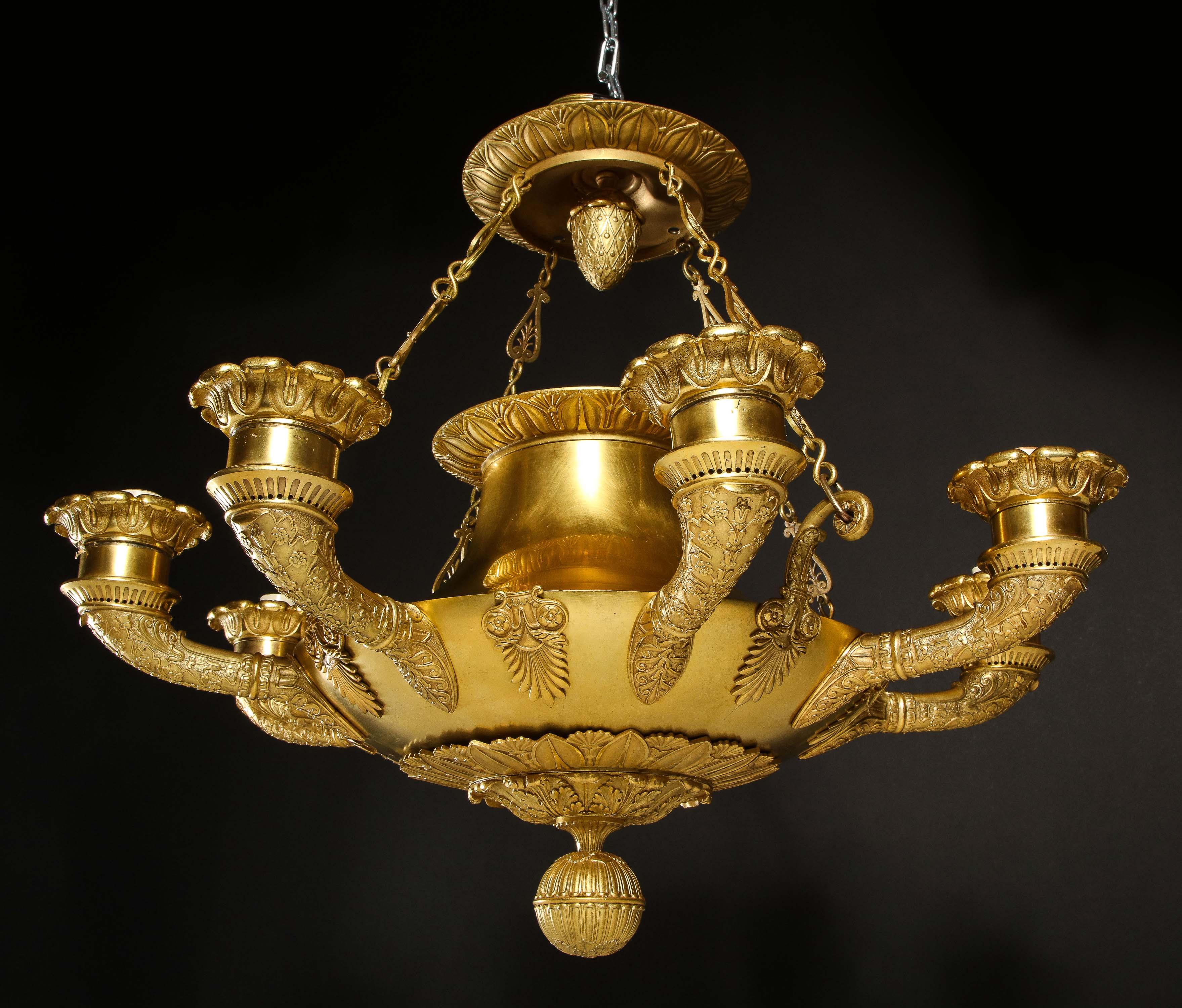 Francese Un grande lampadario unico in bronzo dorato francese Impero Neoclassico in vendita
