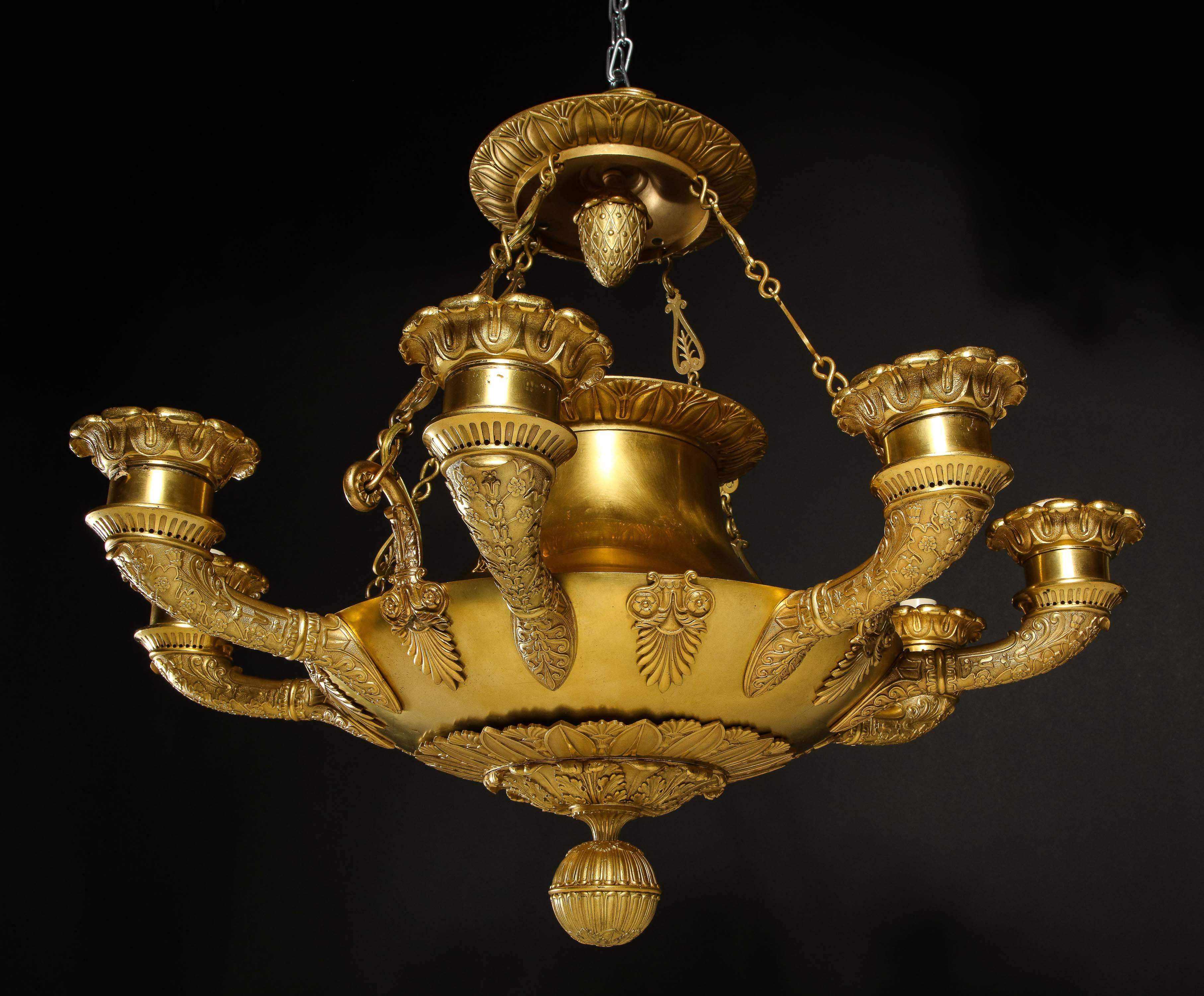 Dorato Un grande lampadario unico in bronzo dorato francese Impero Neoclassico in vendita