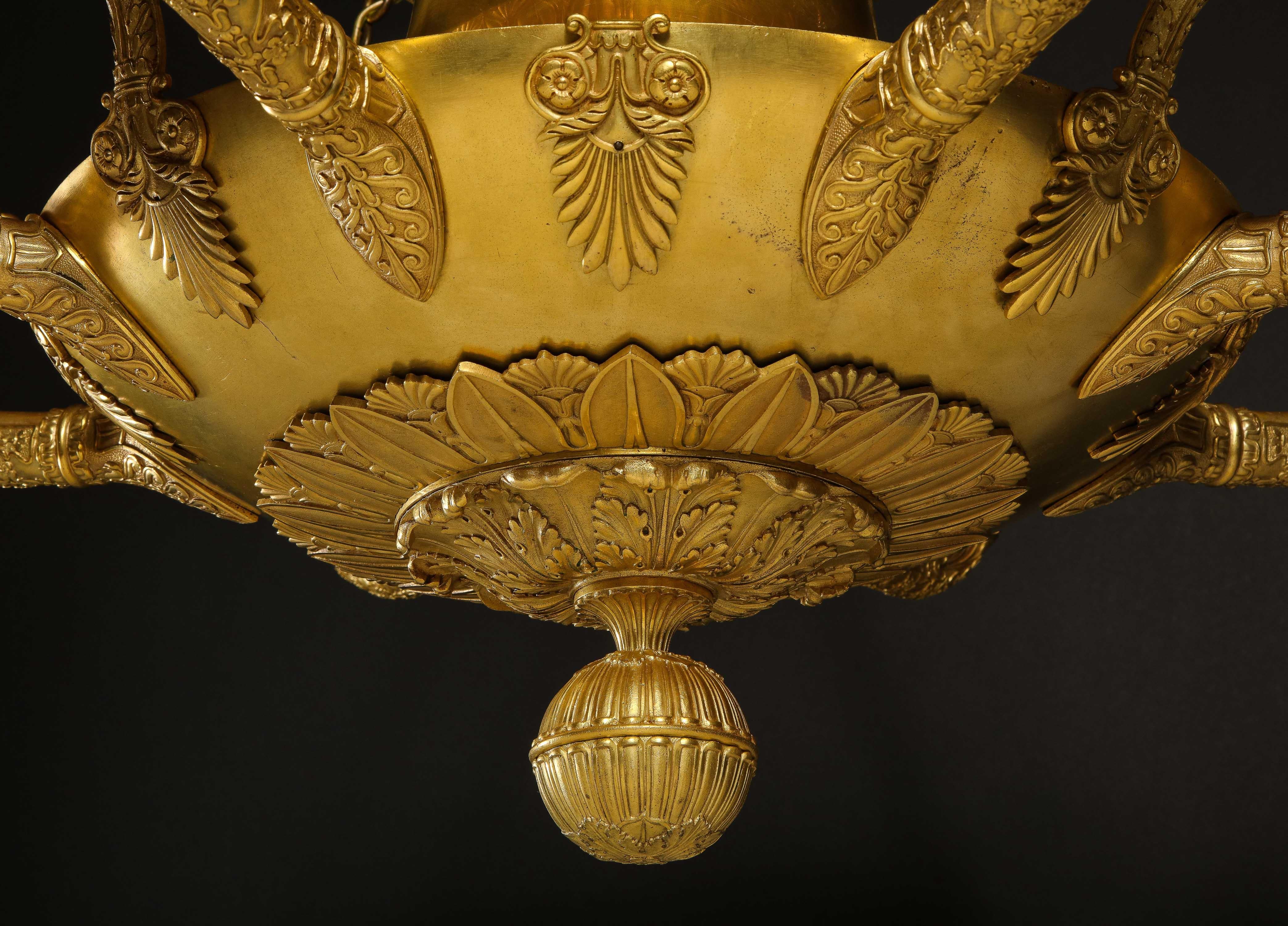 Un grande lampadario unico in bronzo dorato francese Impero Neoclassico In condizioni buone in vendita a New York, NY