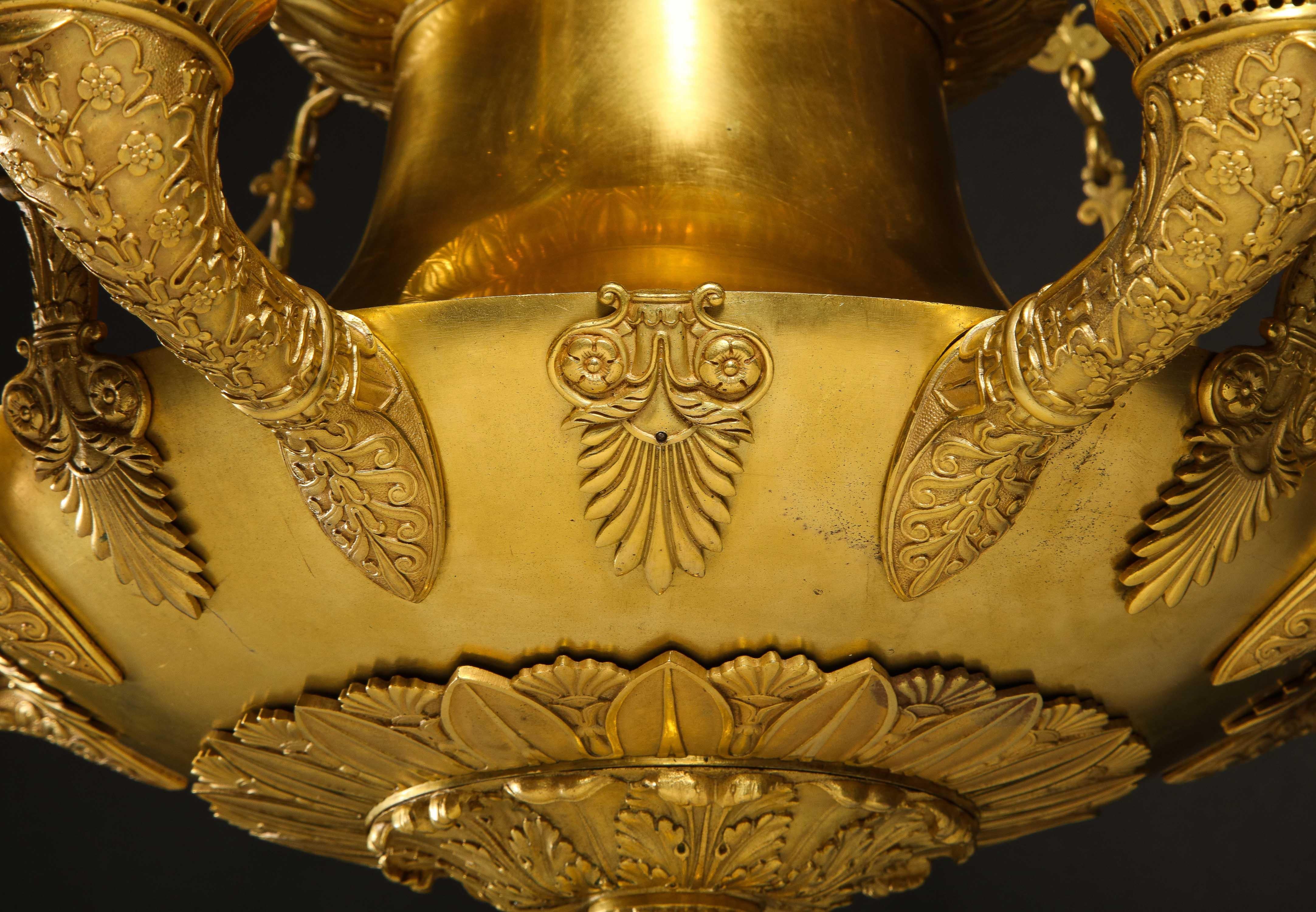 XIX secolo Un grande lampadario unico in bronzo dorato francese Impero Neoclassico in vendita